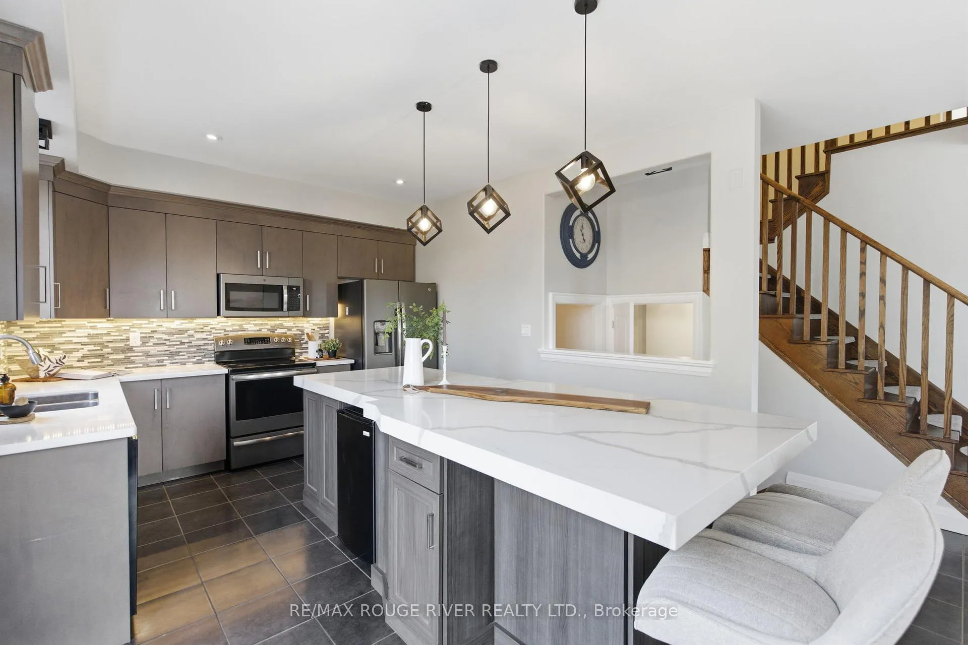 Photo 10 of 201 Varcoe Road, Clarington, Courtice — HOMEH