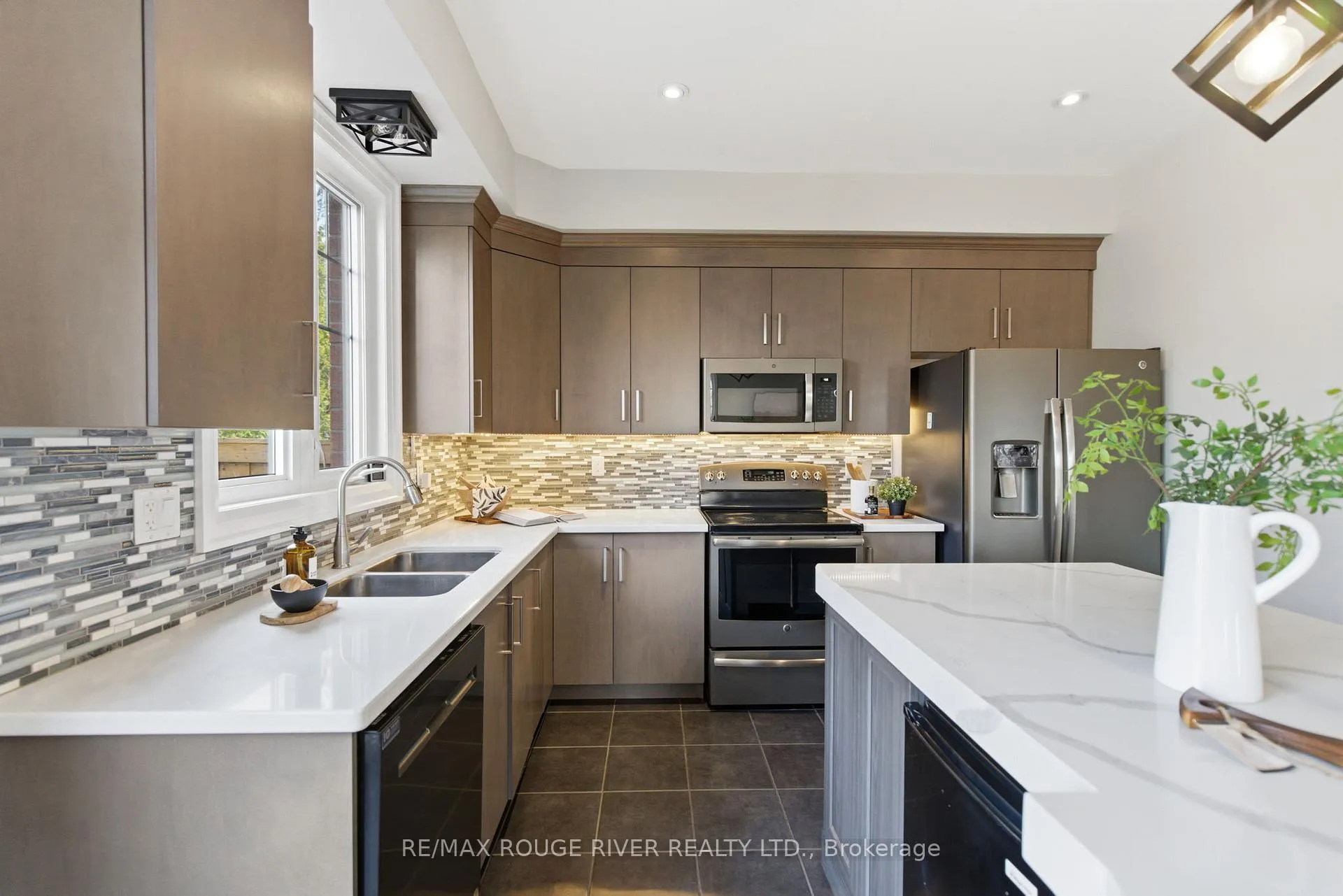 Photo 11 of 201 Varcoe Road, Clarington, Courtice — HOMEH