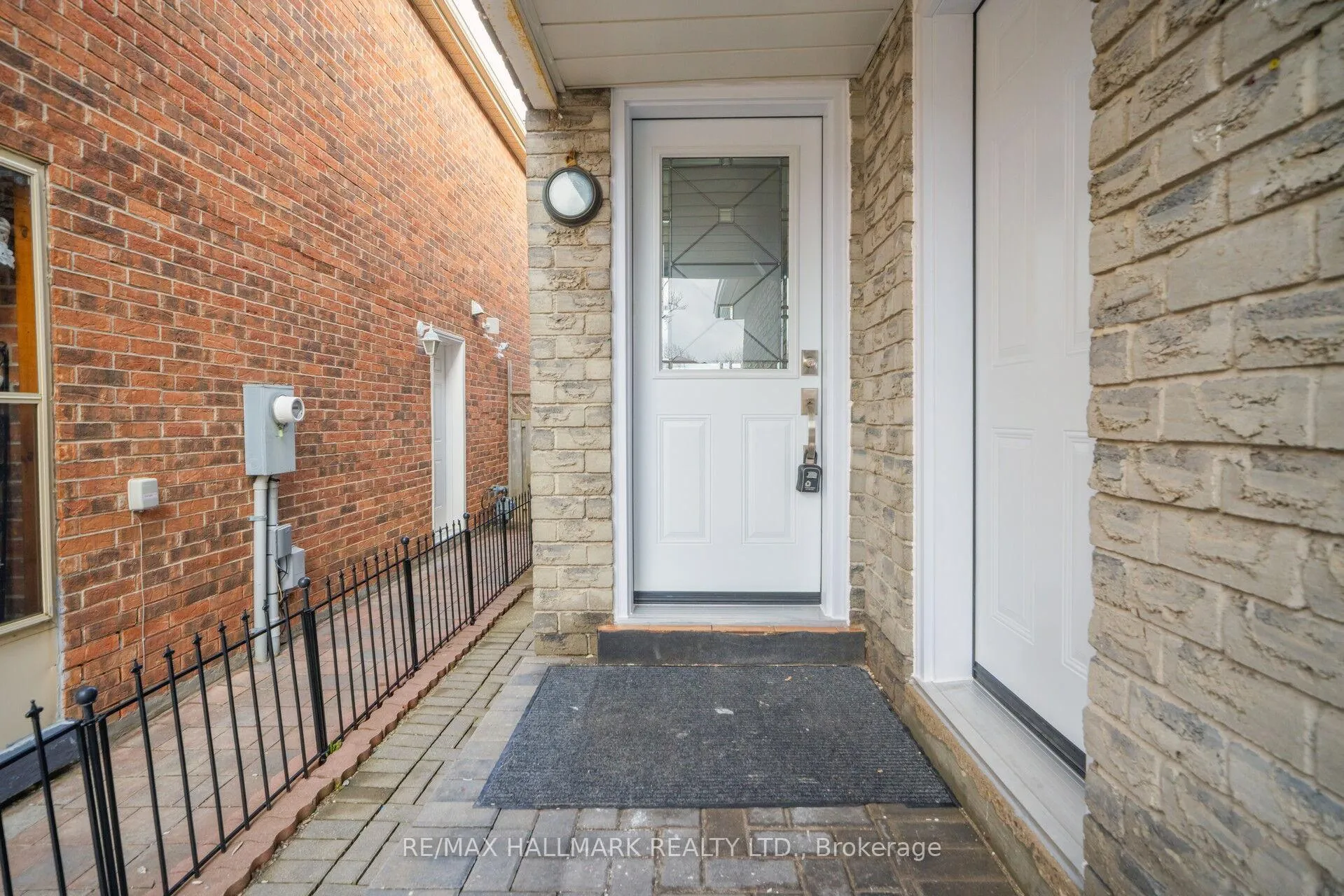 Photo 4 of 43 Stanwell Drive, Brampton, Heart Lake West — HOMEH