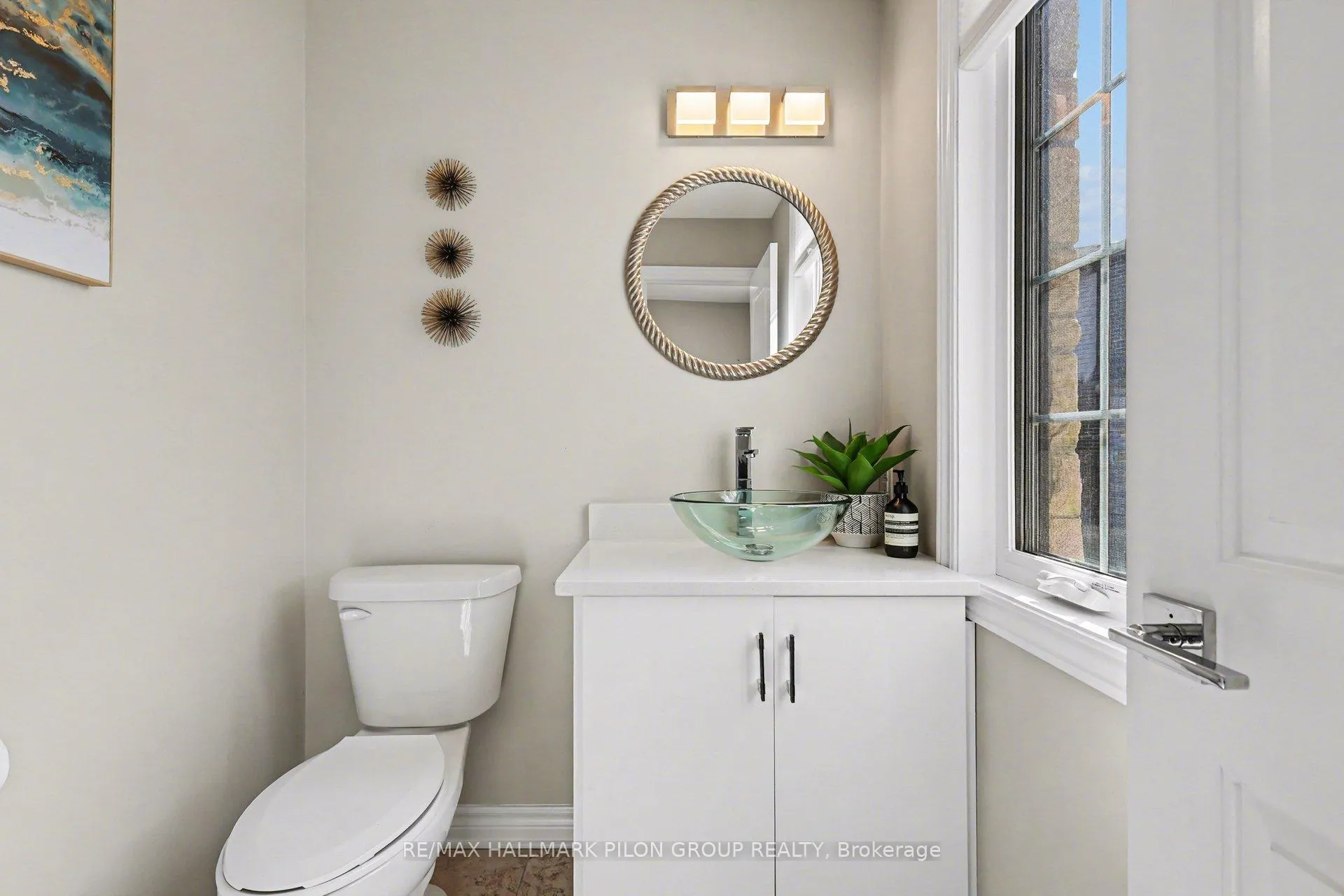 Photo 12 of 236 Esturgeon Street, Ottawa, Avalon West — HOMEH