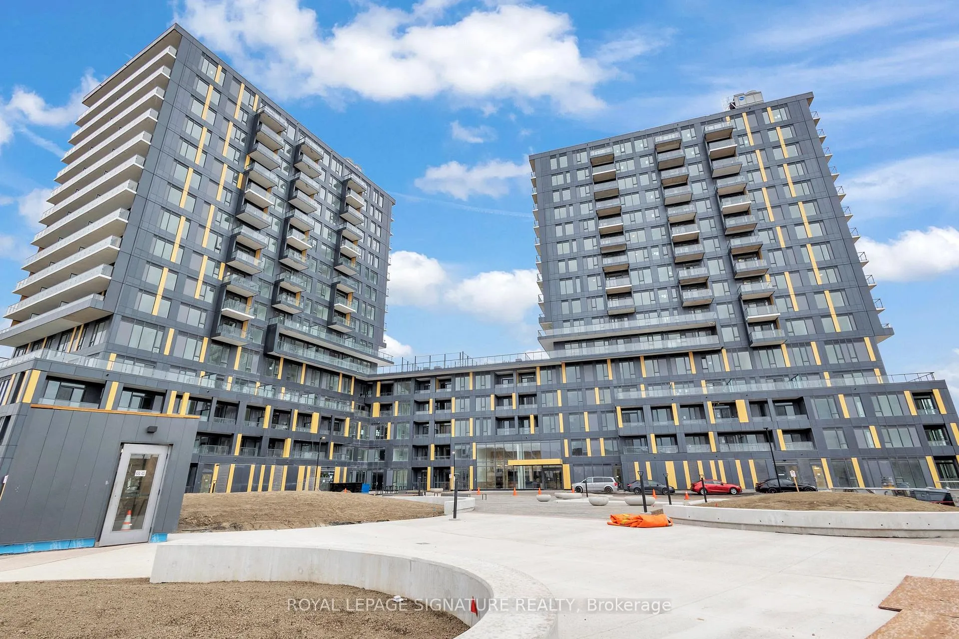 Front of Unit 314, 4878 powers Cmn