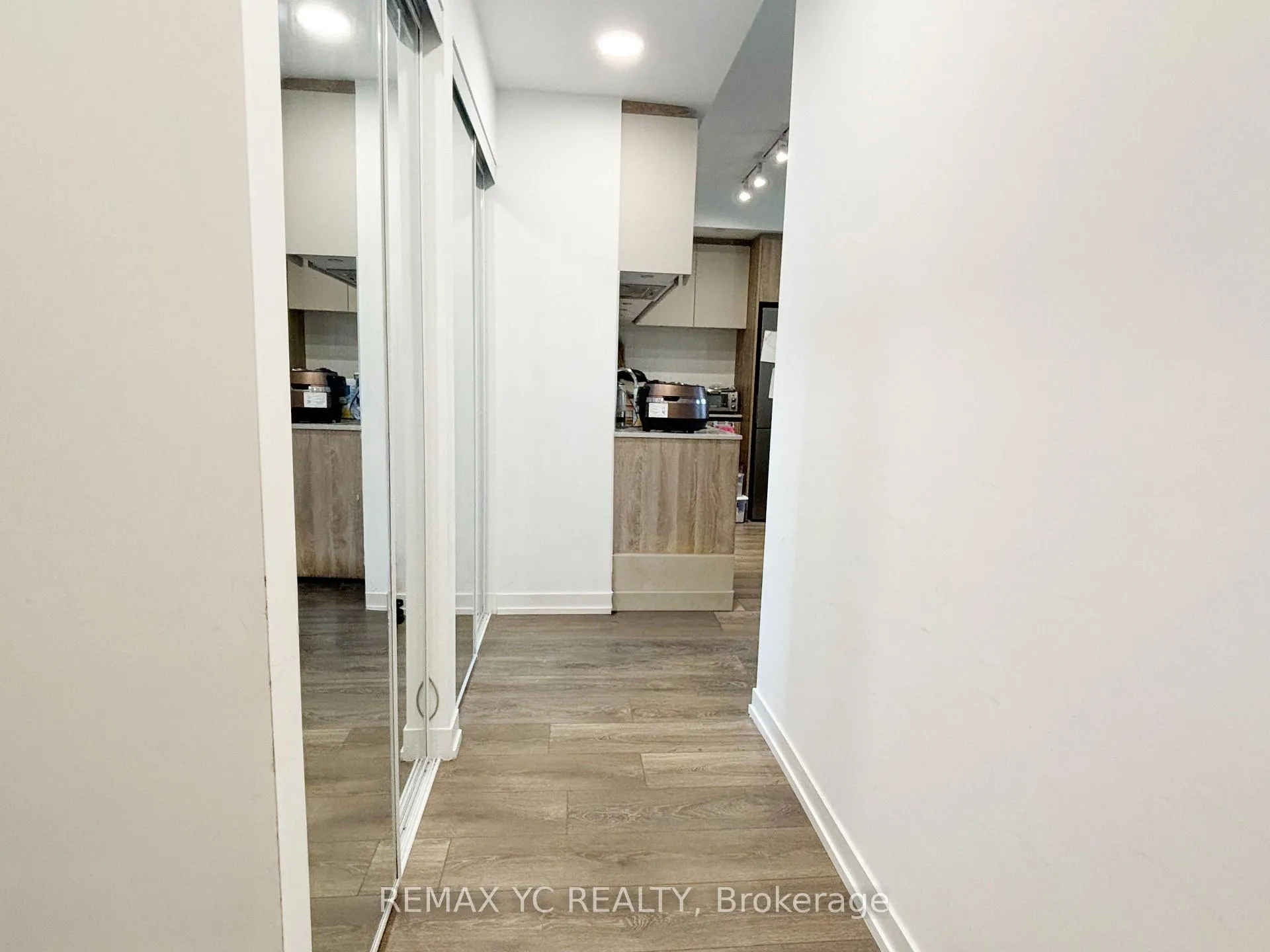 Photo 4 of Unit 324, 8 Beverley Glen Boulevard, Vaughan, Beverley Glen — HOMEH