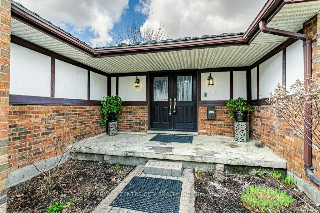 Photo 4 of 194 Commissioners Road E, London, South G — HOMEH