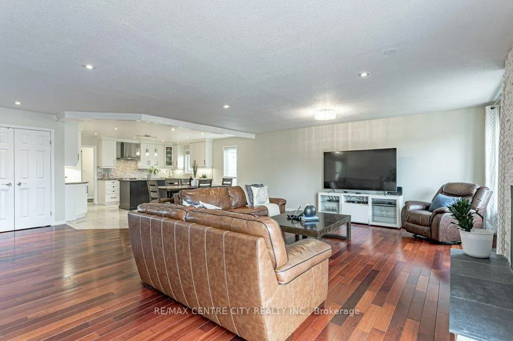 Photo 9 of 194 Commissioners Road E, London, South G — HOMEH