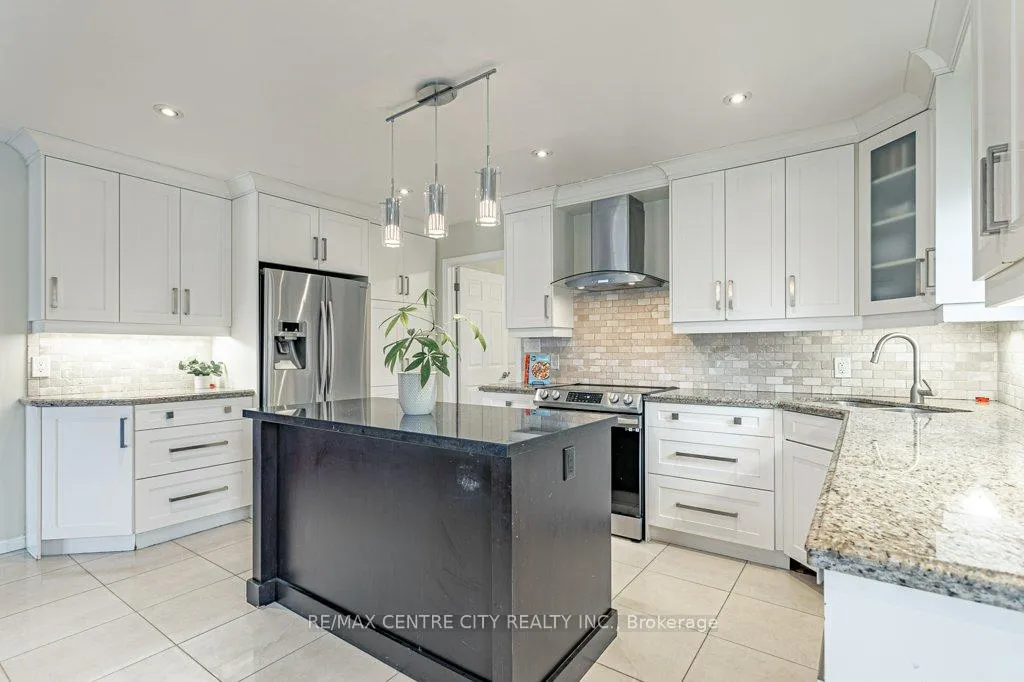 Photo 15 of 194 Commissioners Road E, London, South G — HOMEH