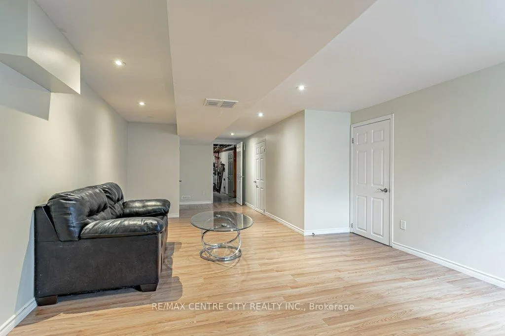 Photo 35 of 194 Commissioners Road E, London, South G — HOMEH