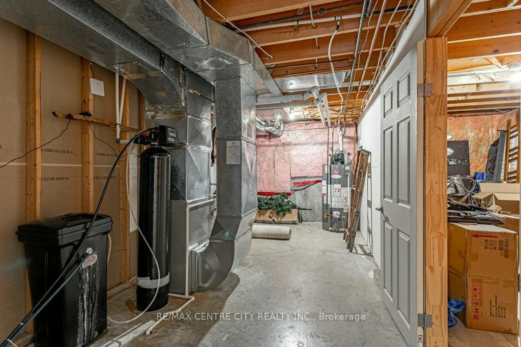Photo 37 of 194 Commissioners Road E, London, South G — HOMEH