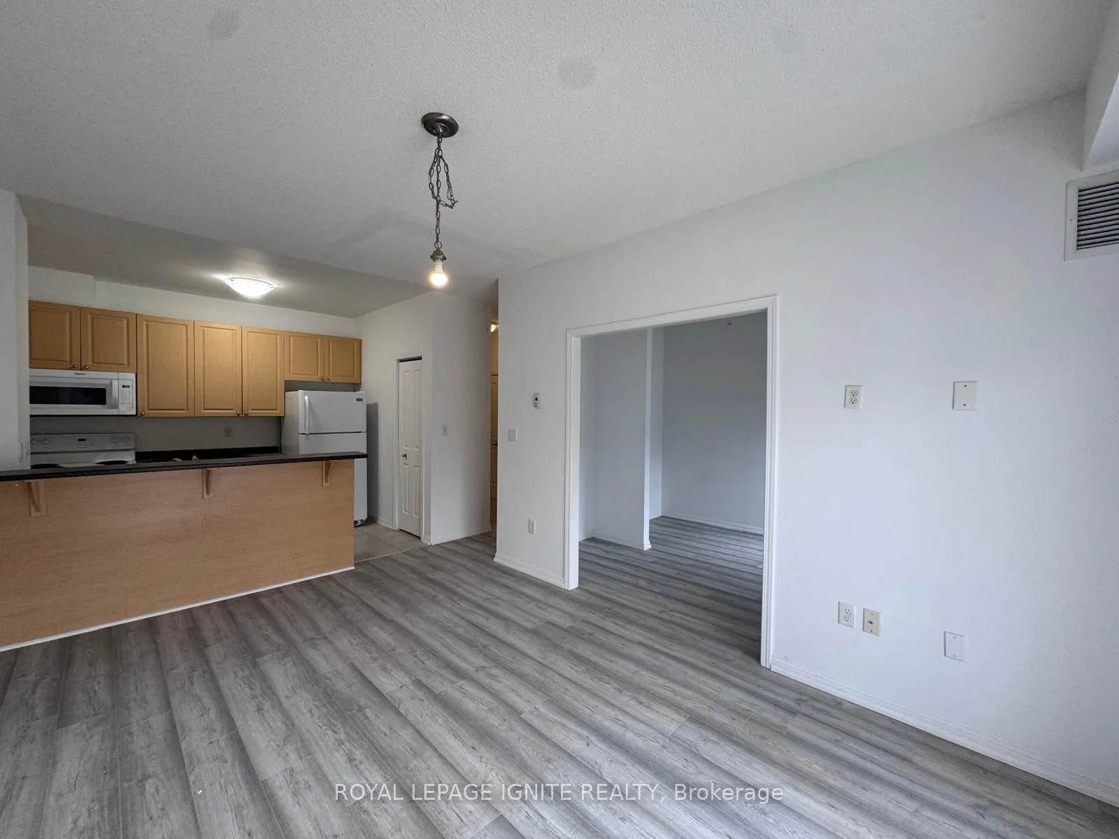 Photo 2 of Unit 109, 5 Sidney Lane, Clarington, Bowmanville — HOMEH