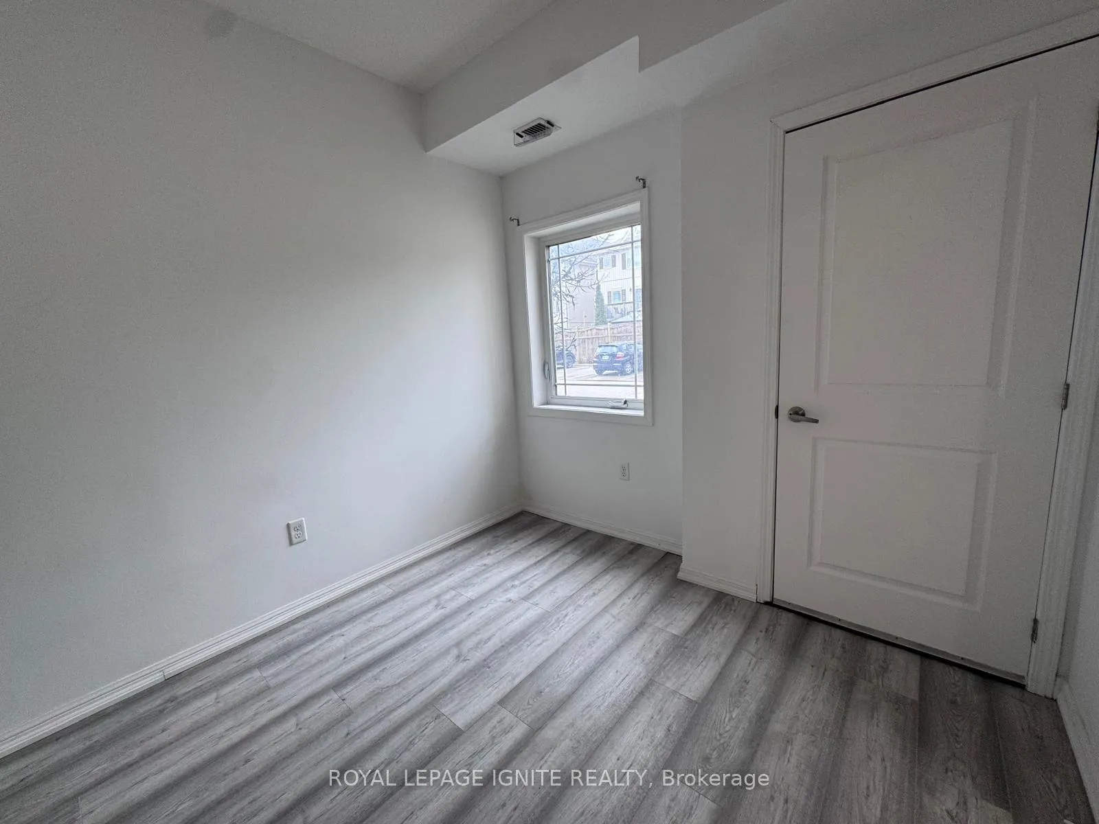 Photo 8 of Unit 109, 5 Sidney Lane, Clarington, Bowmanville — HOMEH