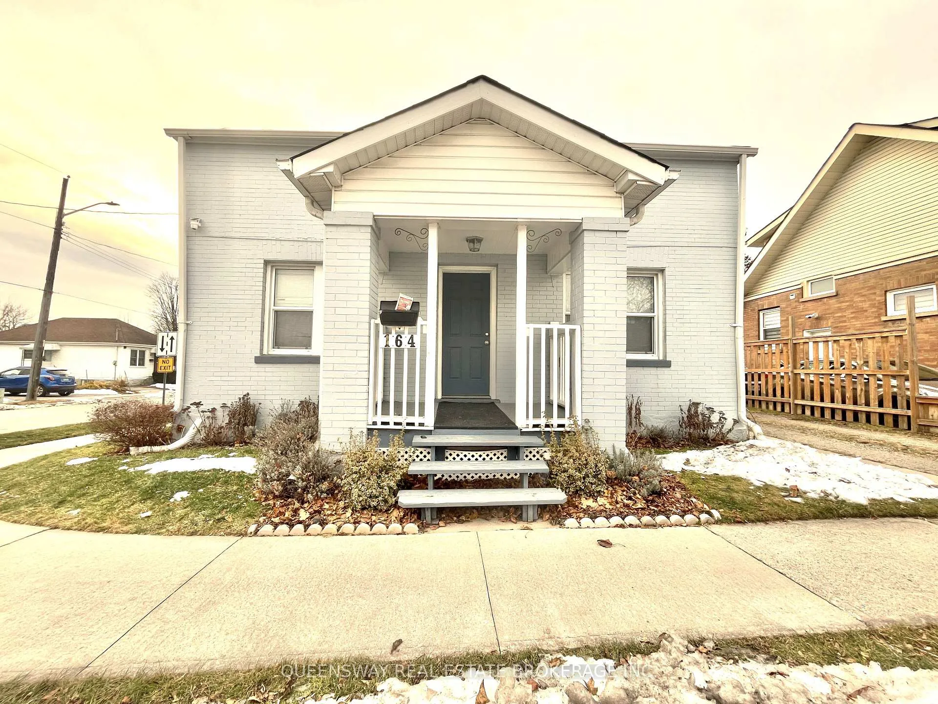 Front of 164 Centre Street N