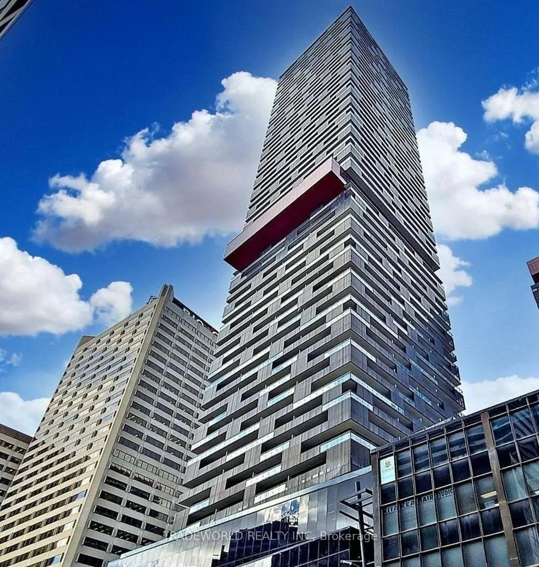 Front of Unit 805, 8 Eglinton Avenue E