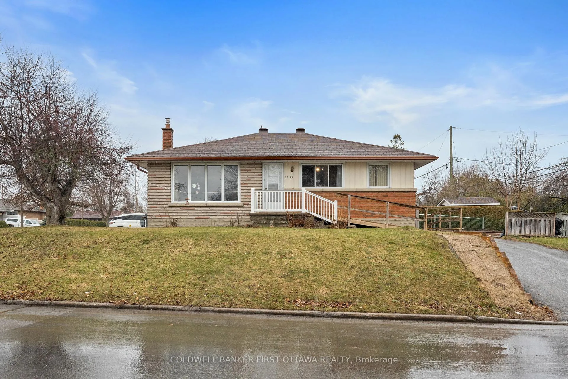 Photo 2 of 2066 Saunderson Drive, Ottawa, Elmvale Acres — HOMEH