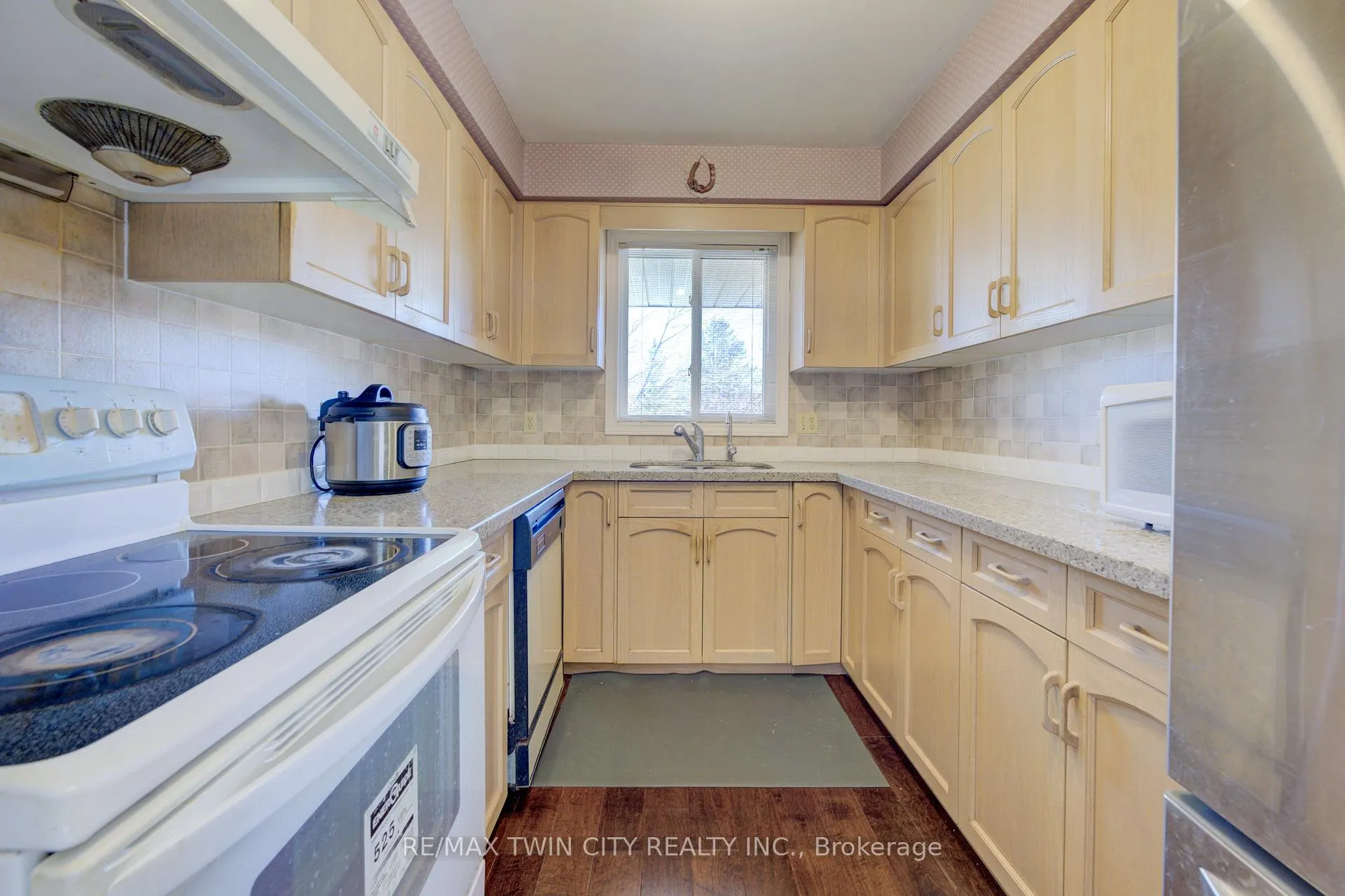 Photo 15 of 489 Northlake Drive, Waterloo — HOMEH