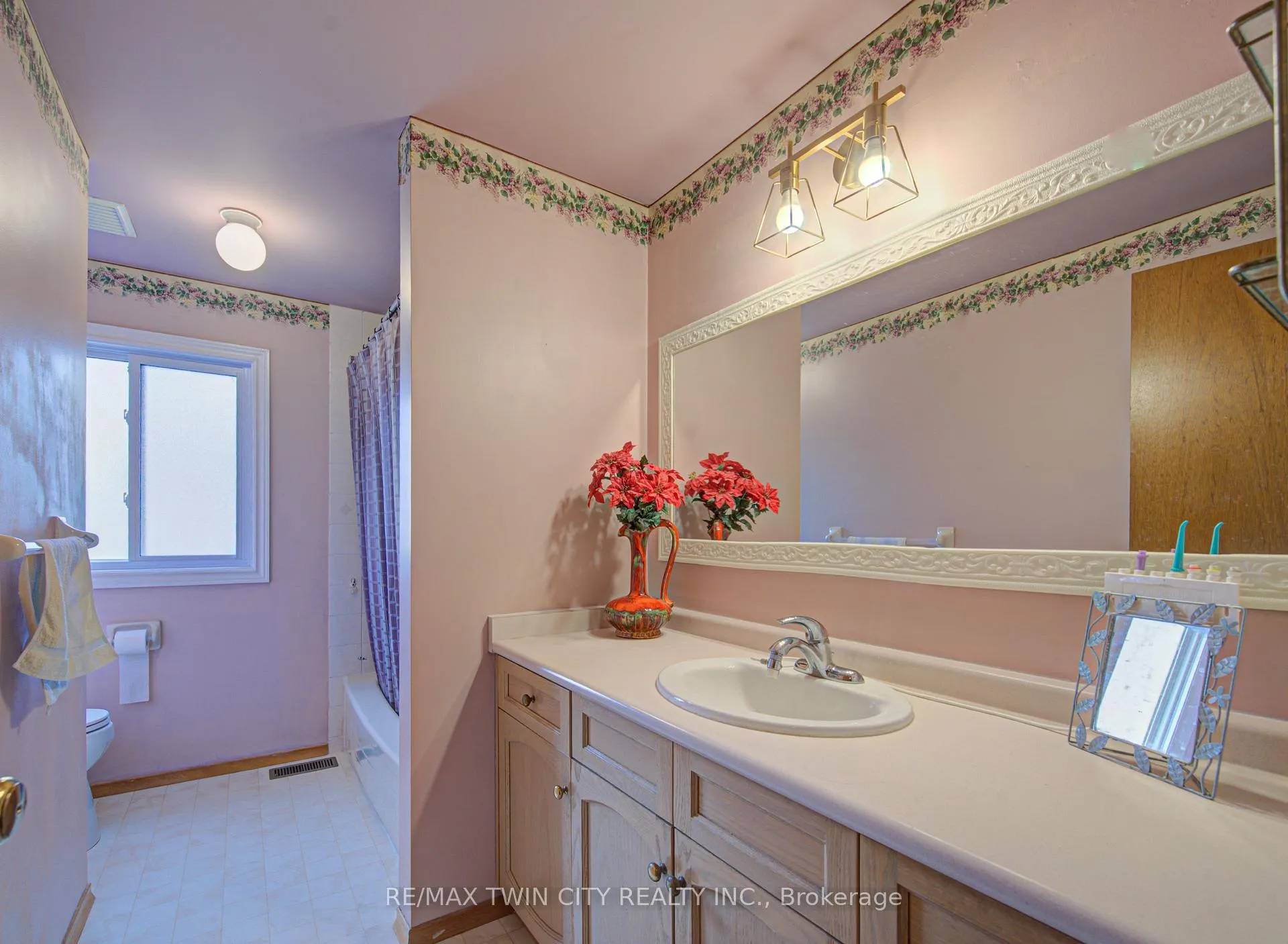 Photo 22 of 489 Northlake Drive, Waterloo — HOMEH