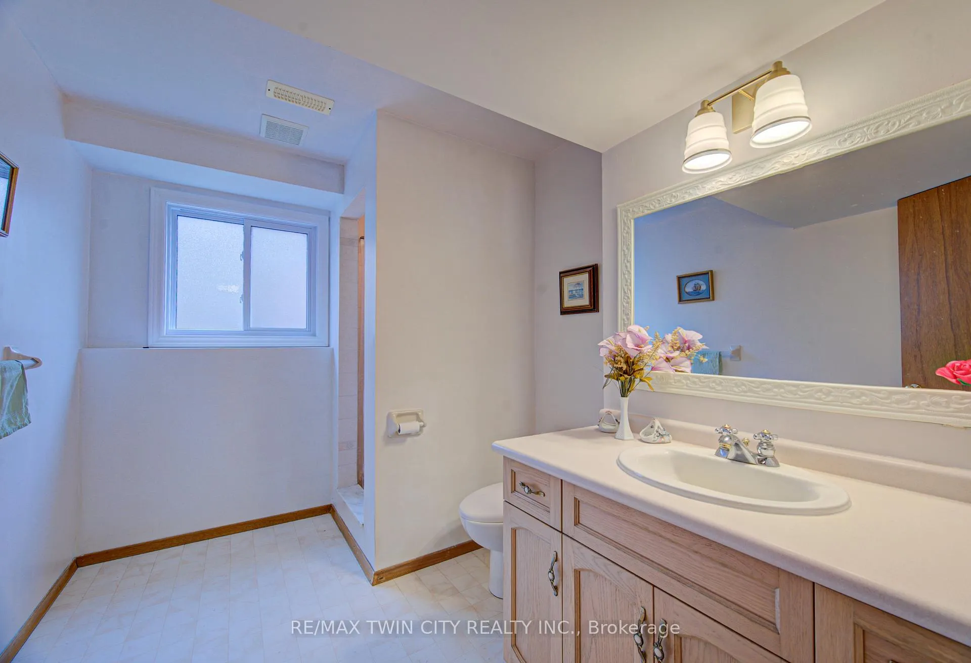 Photo 28 of 489 Northlake Drive, Waterloo — HOMEH