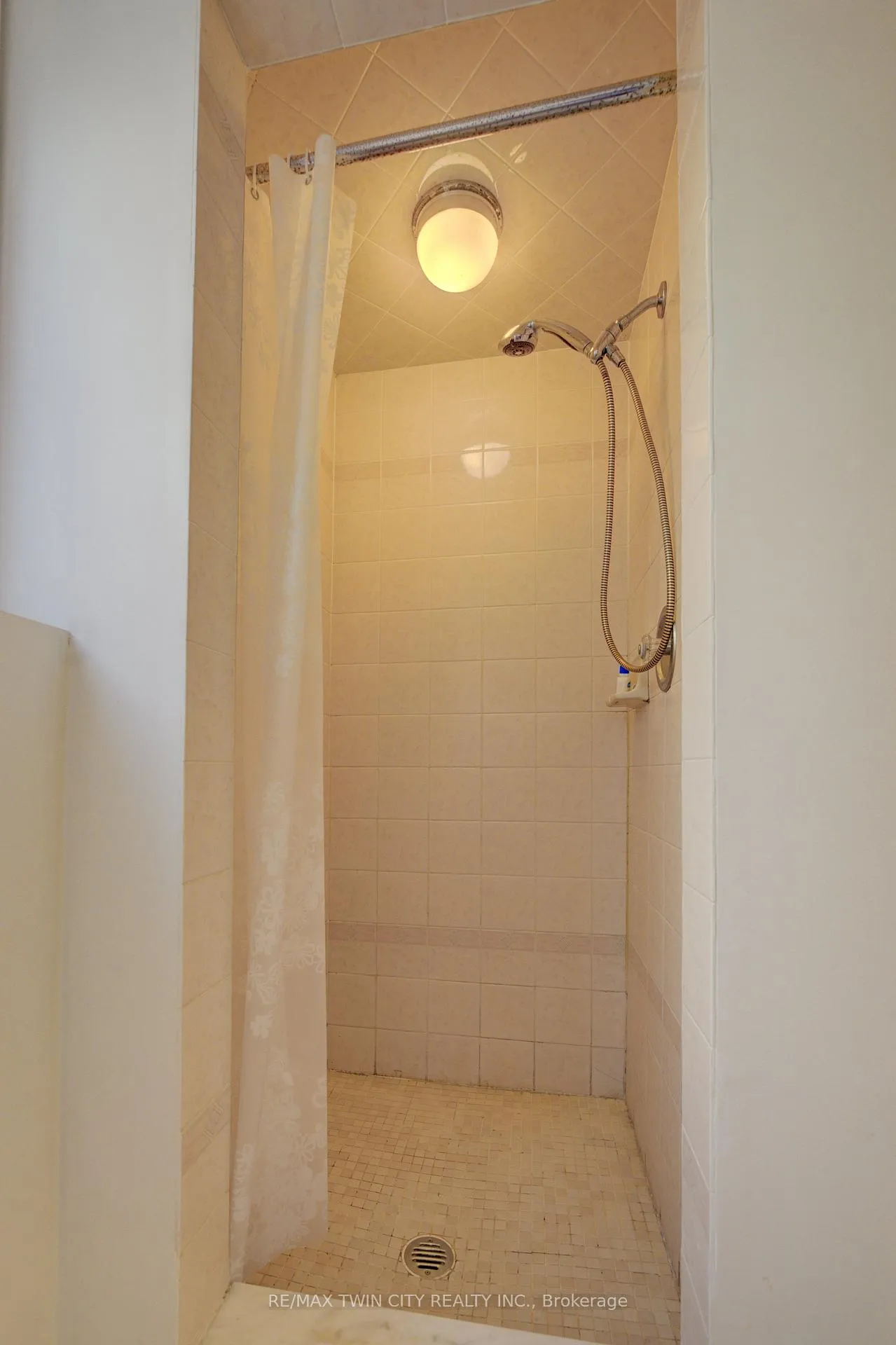 Photo 30 of 489 Northlake Drive, Waterloo — HOMEH