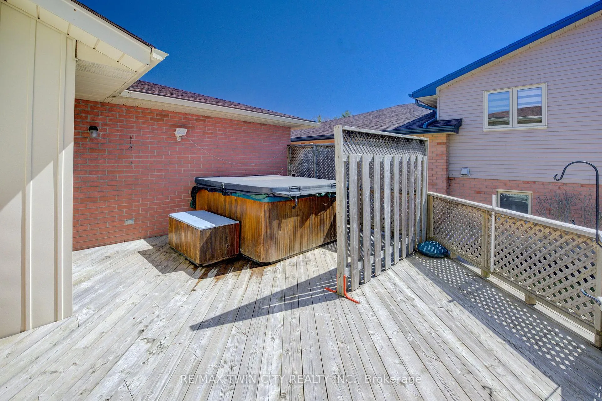 Photo 33 of 489 Northlake Drive, Waterloo — HOMEH