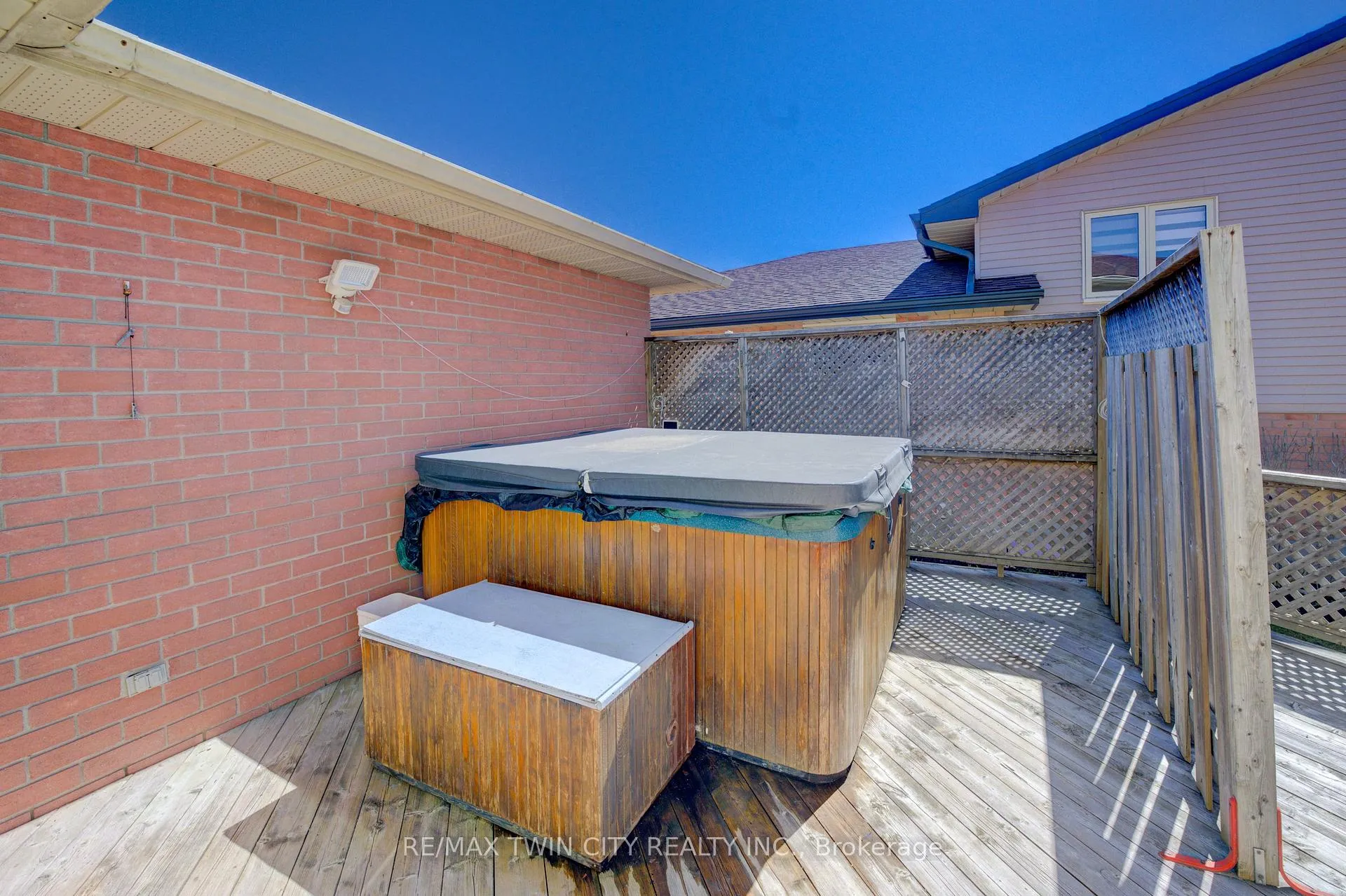 Photo 34 of 489 Northlake Drive, Waterloo — HOMEH