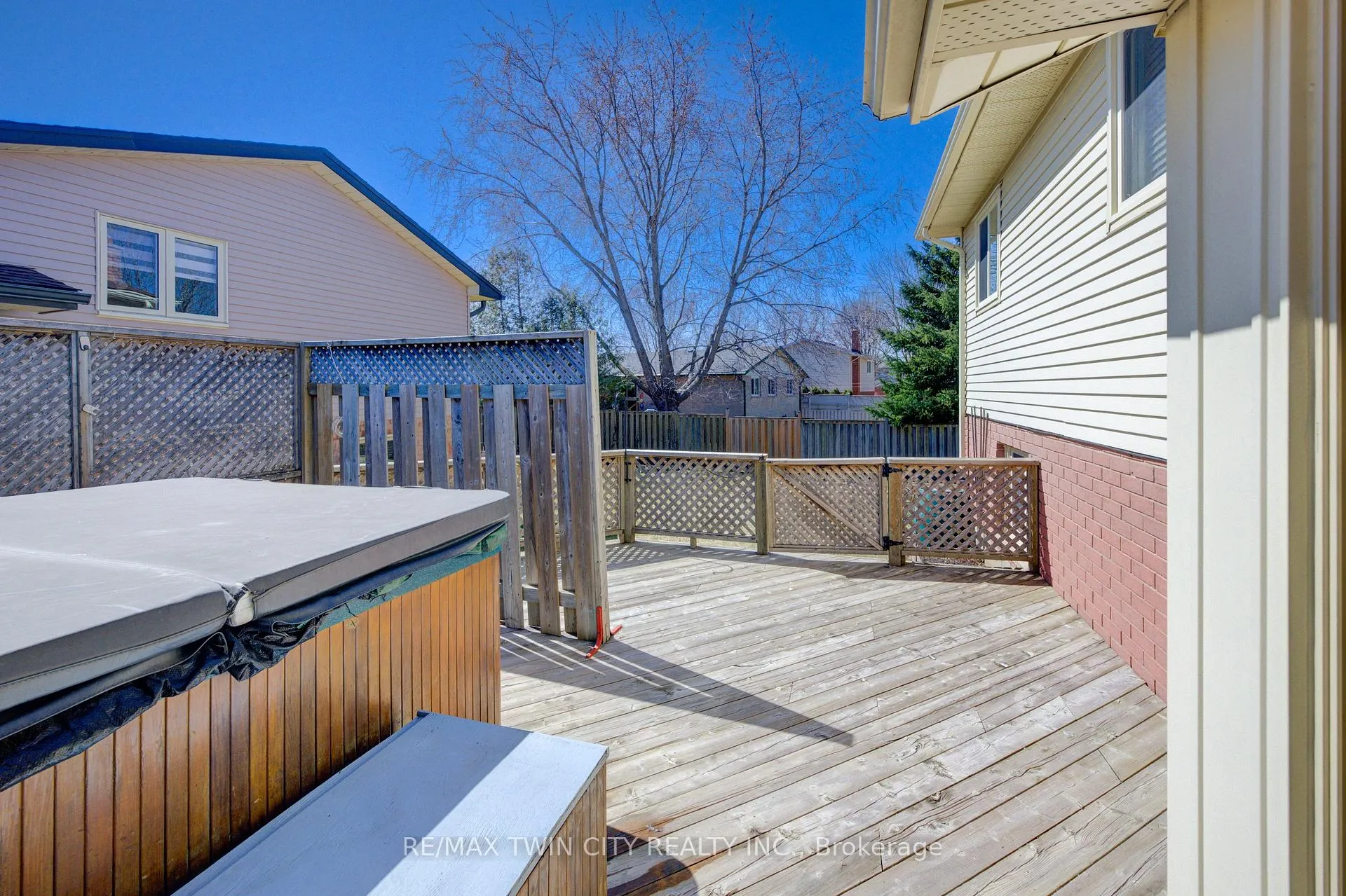 Photo 35 of 489 Northlake Drive, Waterloo — HOMEH