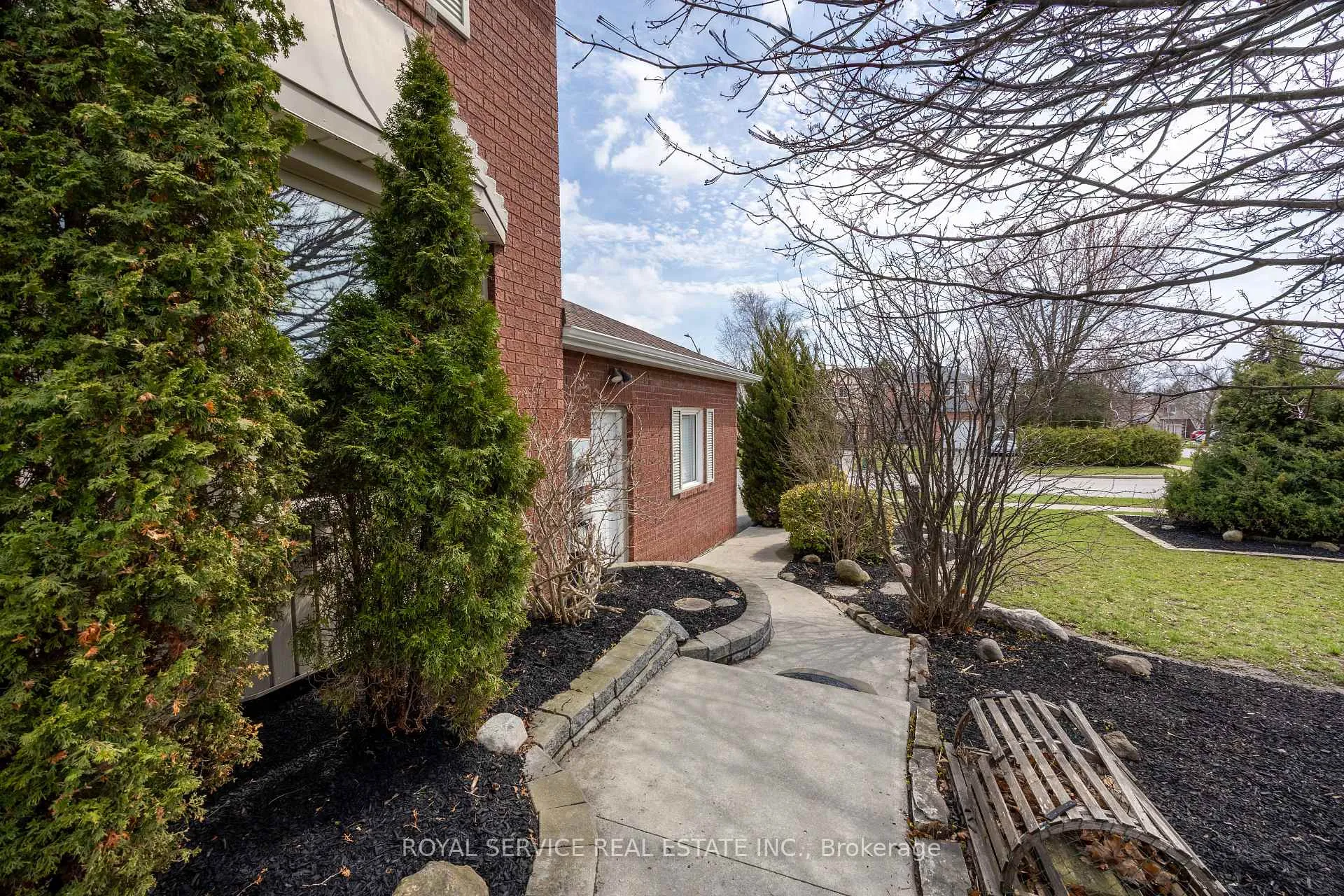 Photo 4 of 41 Apple Blossom Boulevard, Clarington, Bowmanville — HOMEH