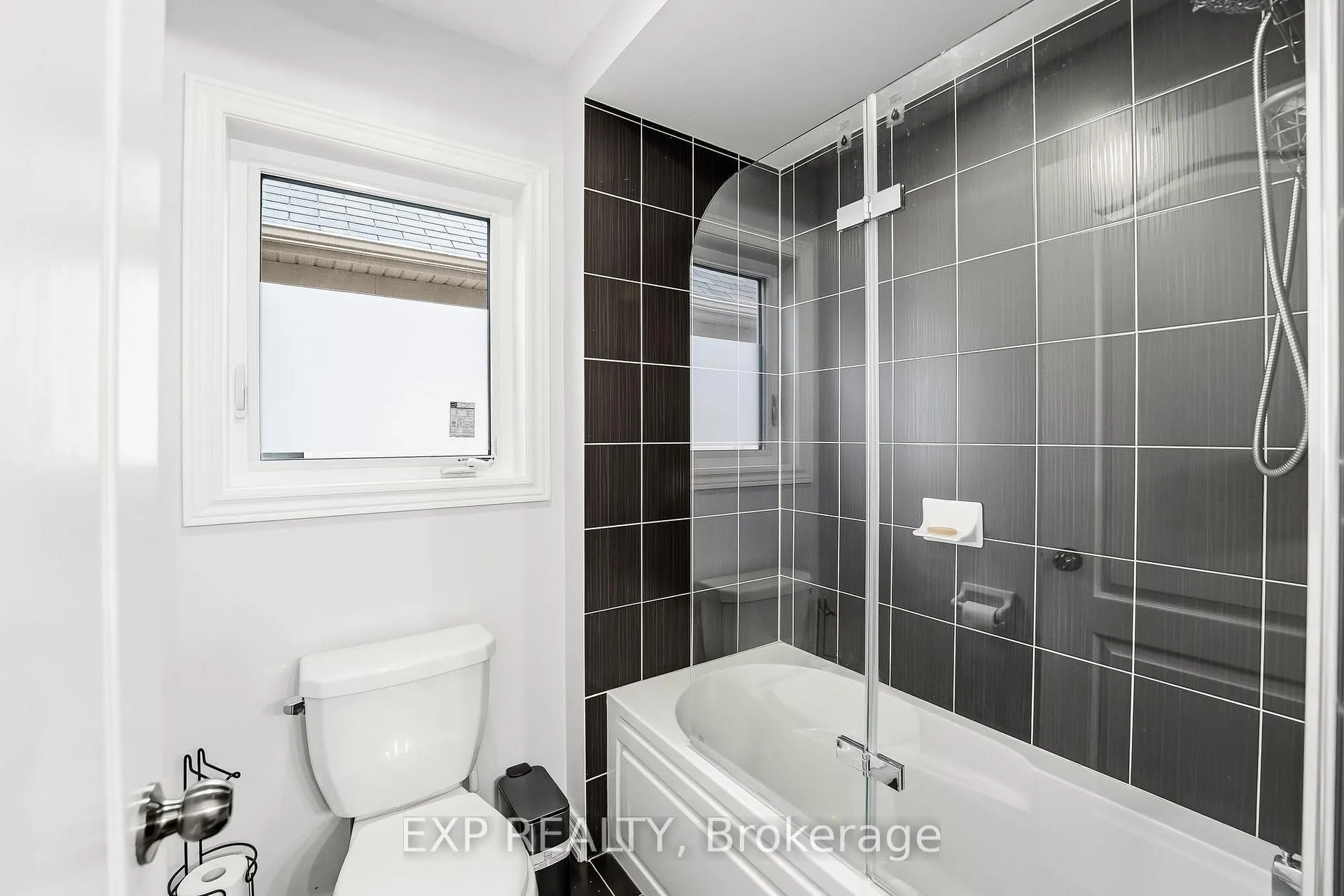 Photo 36 of 18 Henry Smith Avenue, Clarington, Bowmanville — HOMEH