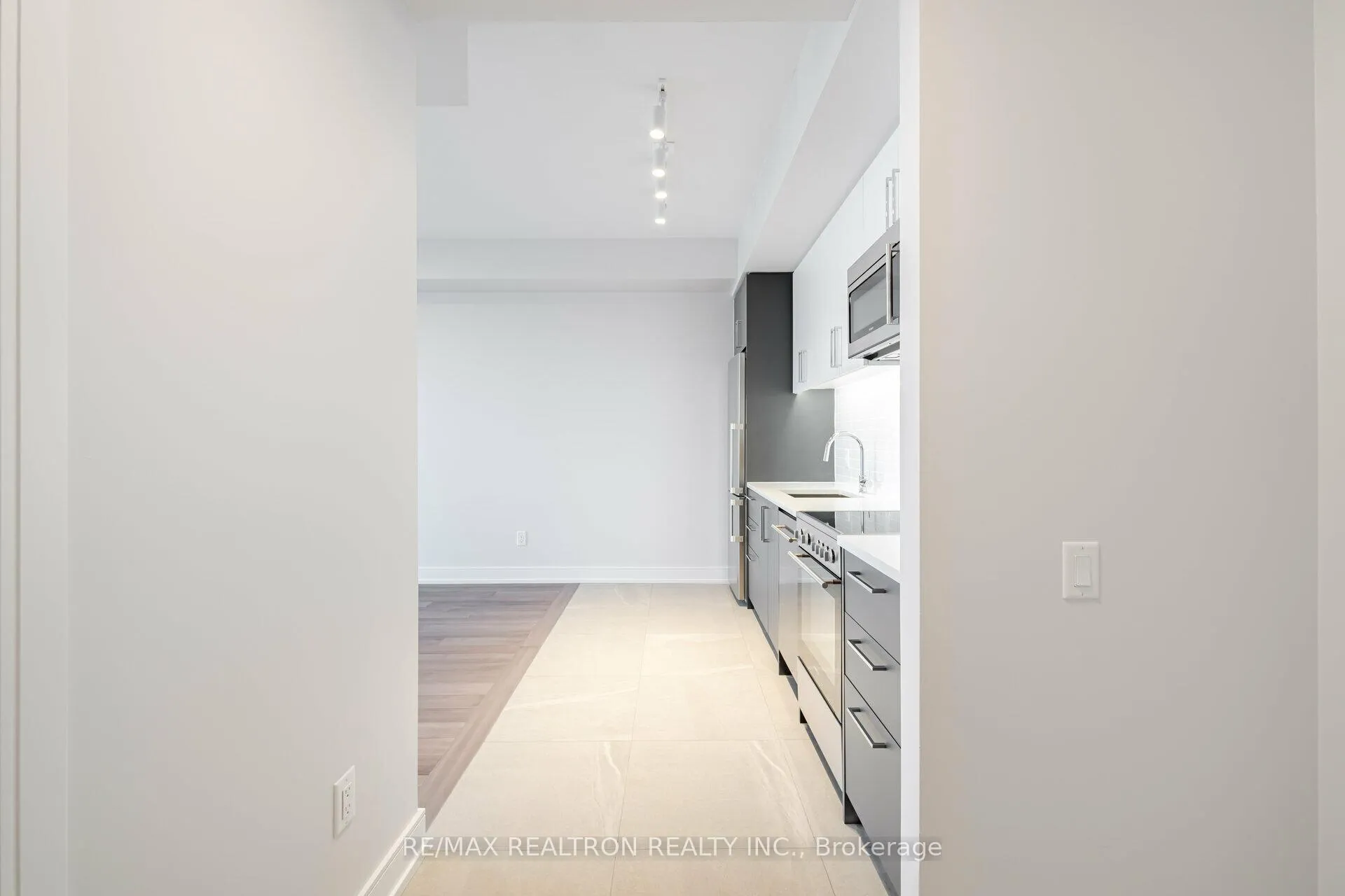 Photo 4 of Unit 810, 2525 Bathurst Street, Toronto, Forest Hill North — HOMEH