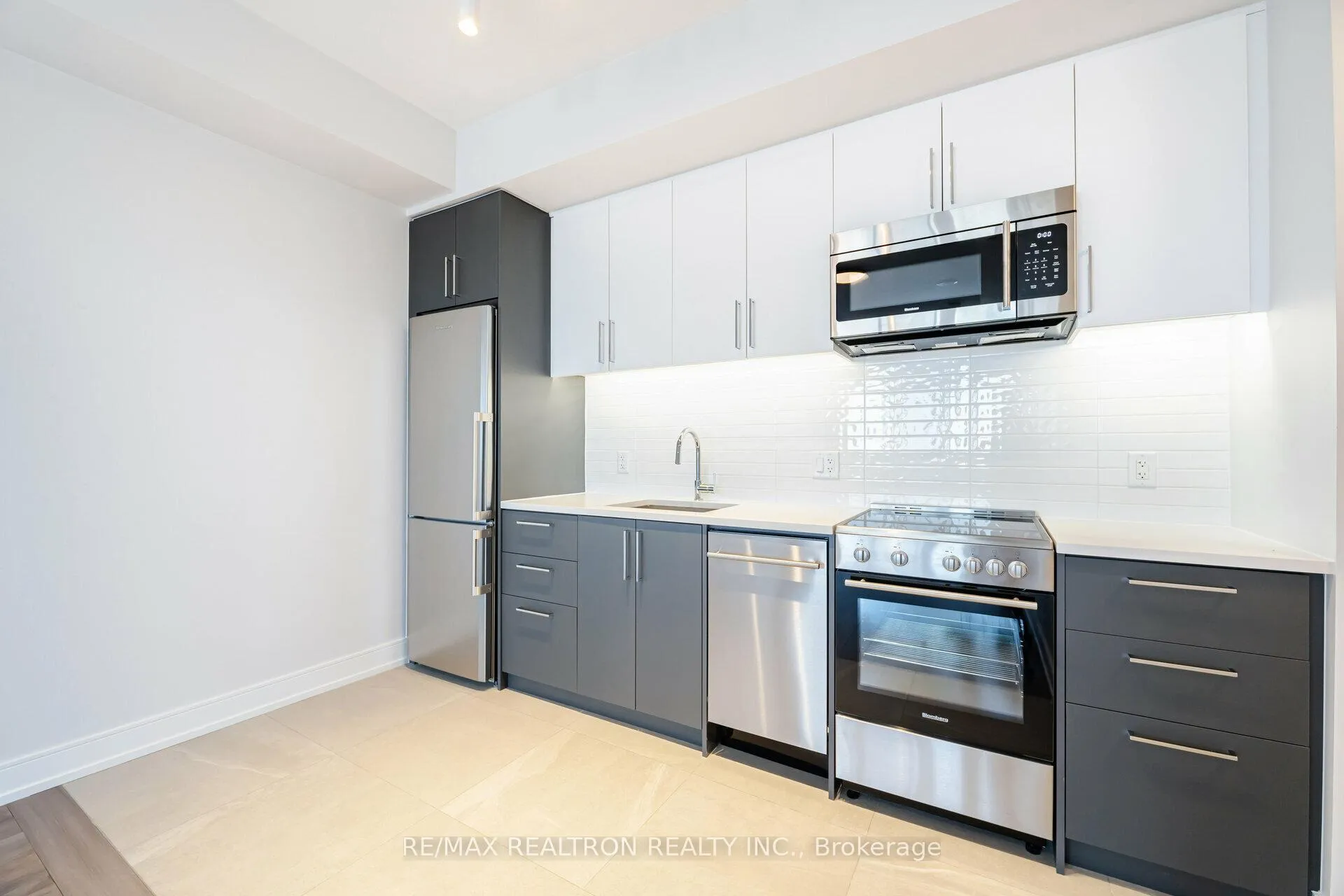 Photo 6 of Unit 810, 2525 Bathurst Street, Toronto, Forest Hill North — HOMEH