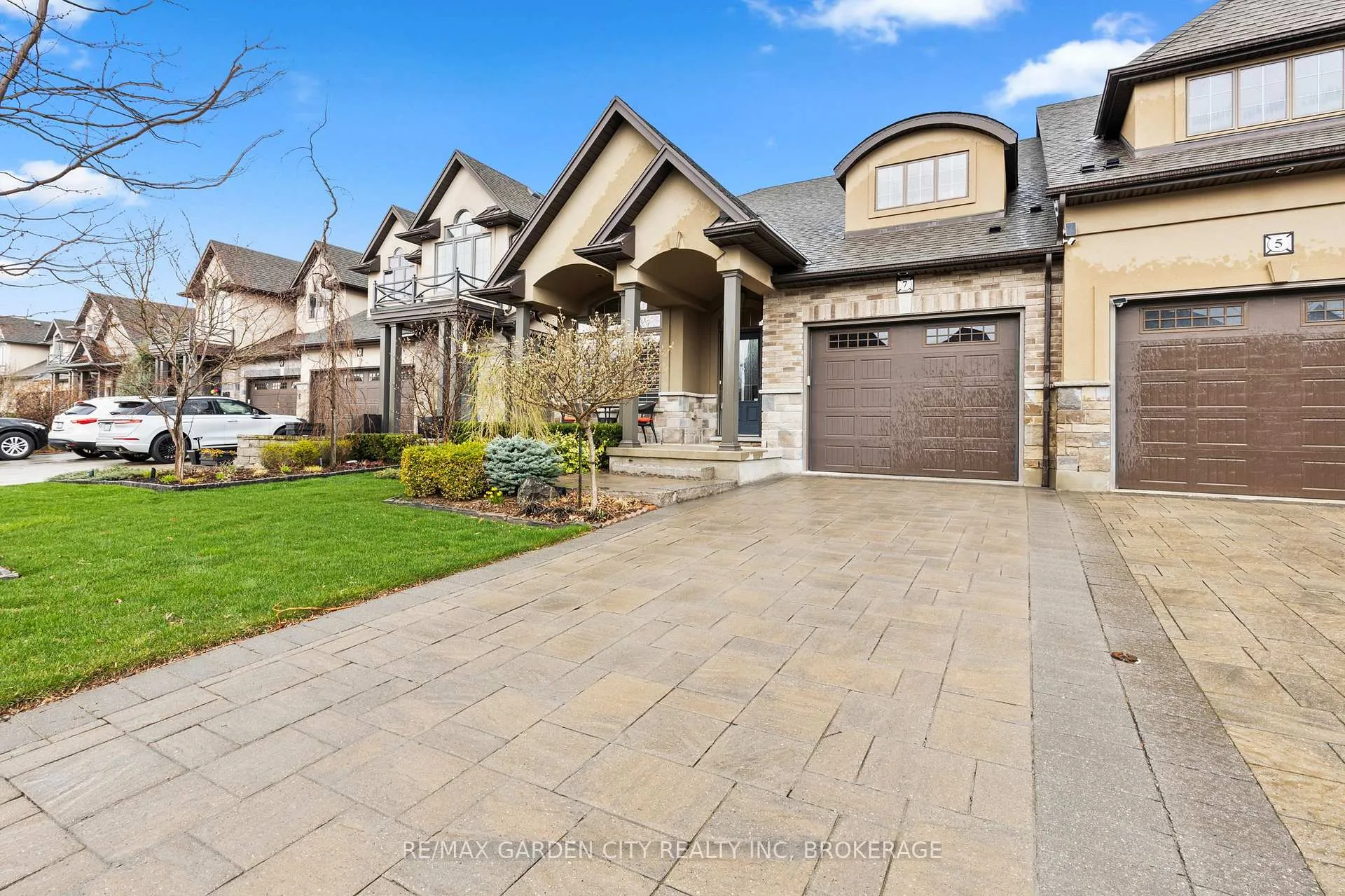 Photo 2 of 7 Tuscany Court, St. Catharines, Grapeview — HOMEH