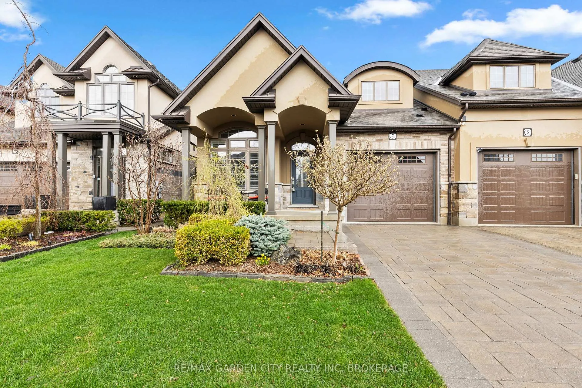 Photo 3 of 7 Tuscany Court, St. Catharines, Grapeview — HOMEH