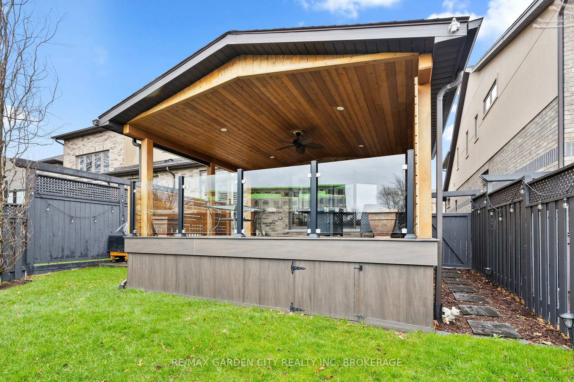 Photo 5 of 7 Tuscany Court, St. Catharines, Grapeview — HOMEH