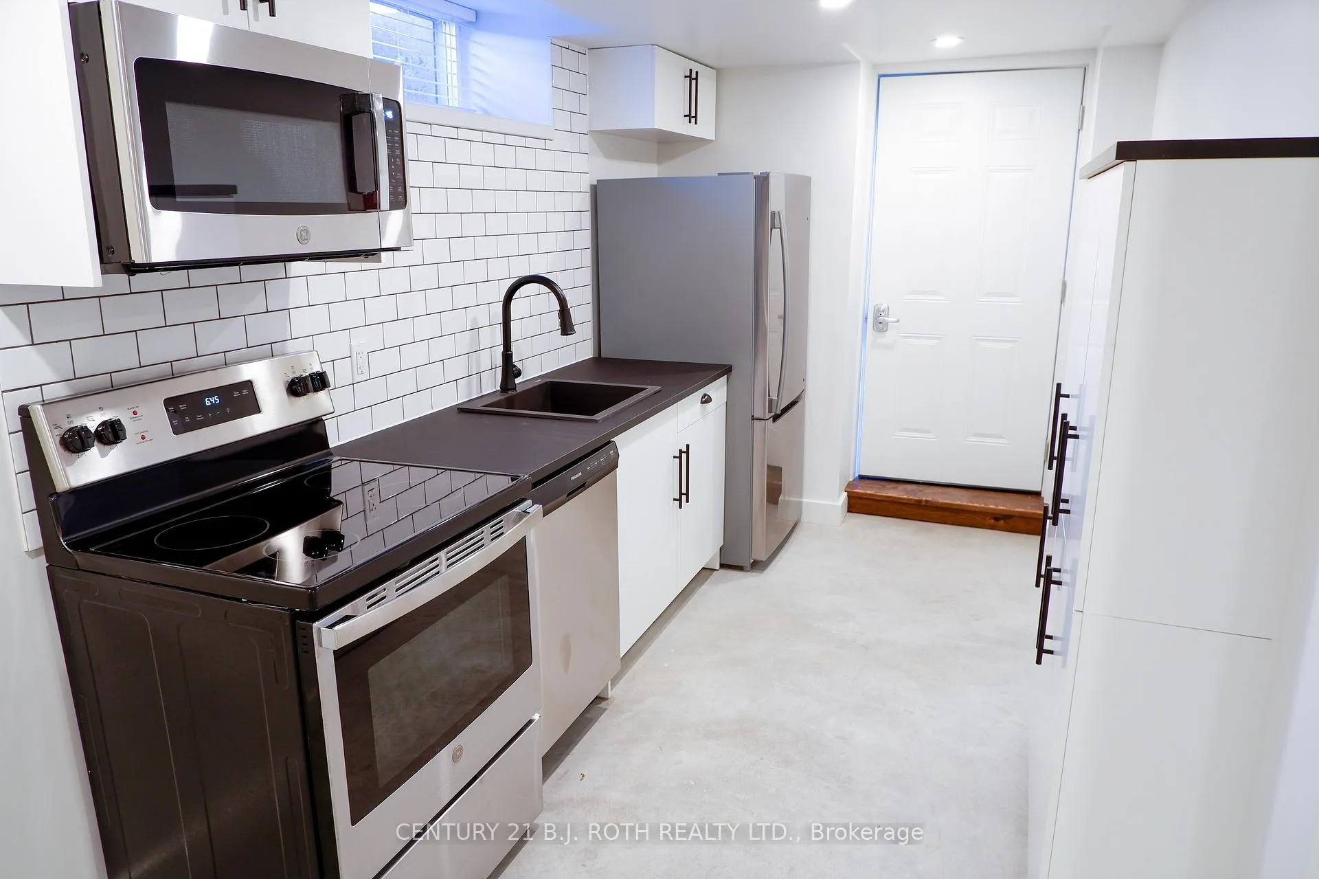 Photo 2 of Unit 207, 1370 Killarney Beach Road, Innisfil, Lefroy — HOMEH