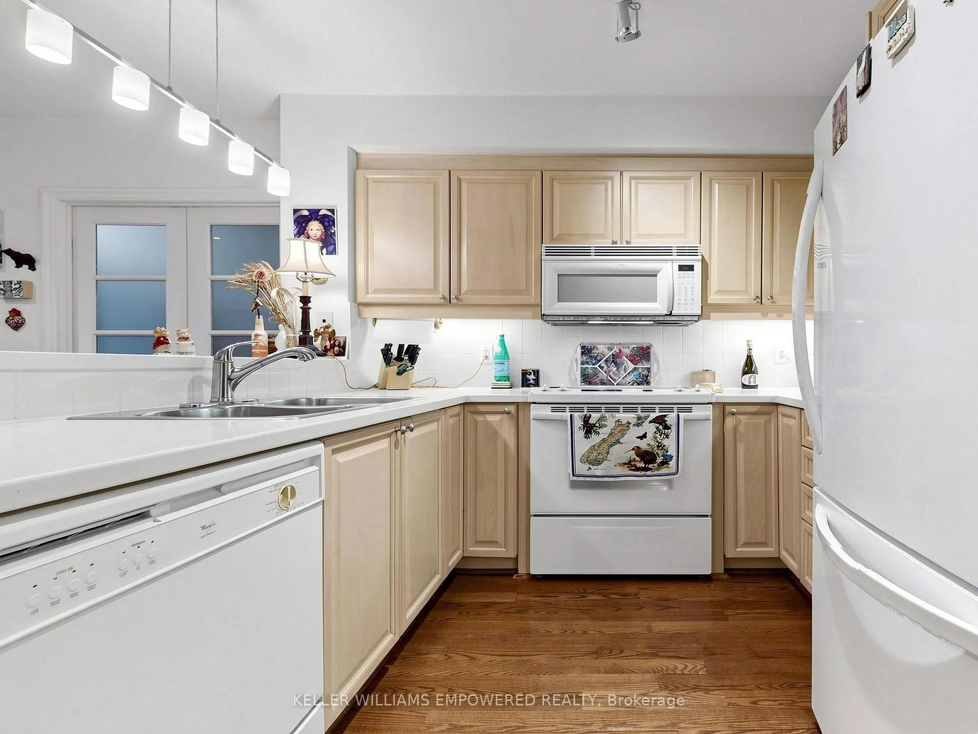 Photo 4 of Unit 311, 1801 Bayview Avenue, Toronto, Leaside — HOMEH