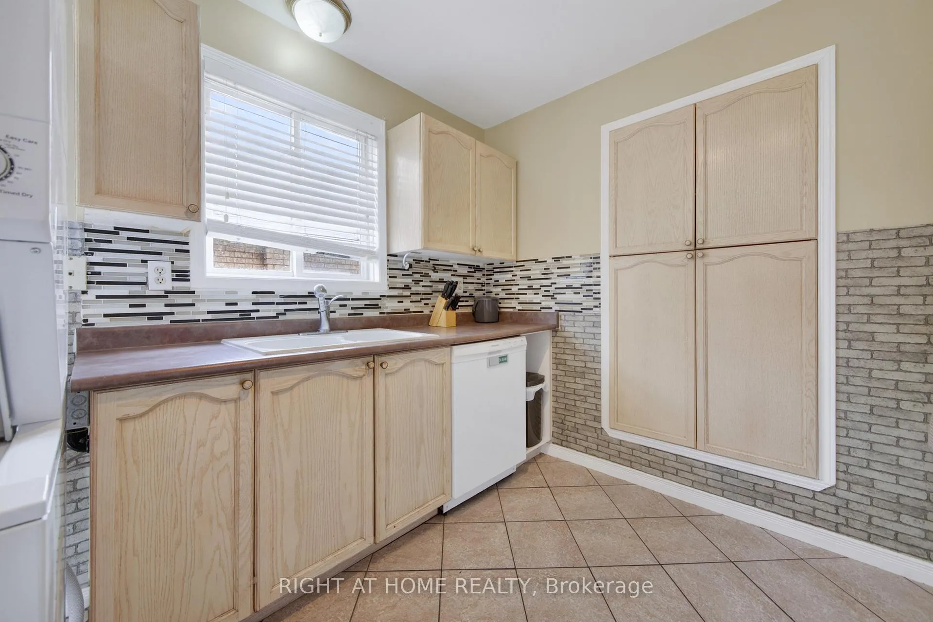 Photo 6 of 40 Arthur Avenue, Barrie, Grove East — HOMEH