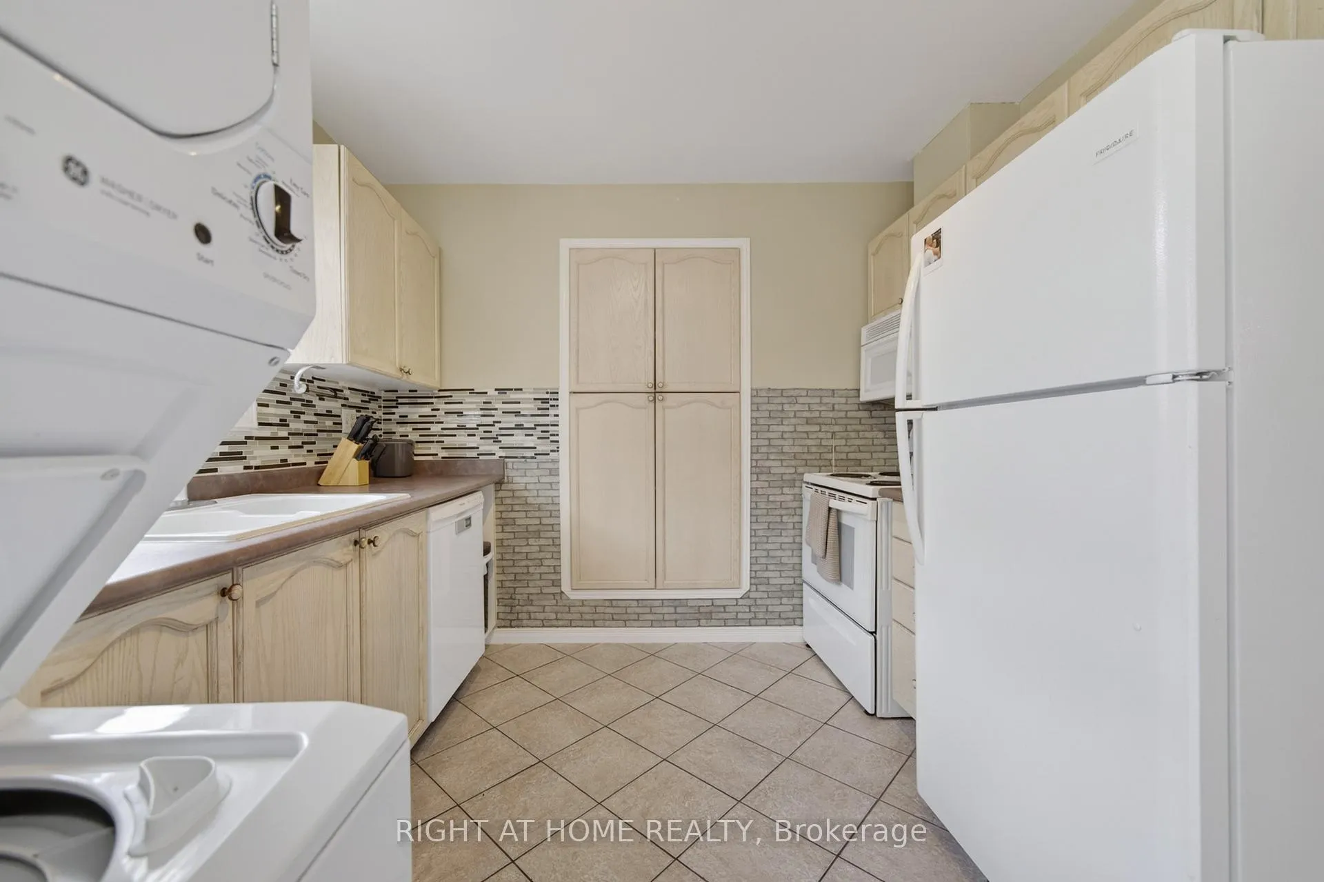 Photo 7 of 40 Arthur Avenue, Barrie, Grove East — HOMEH