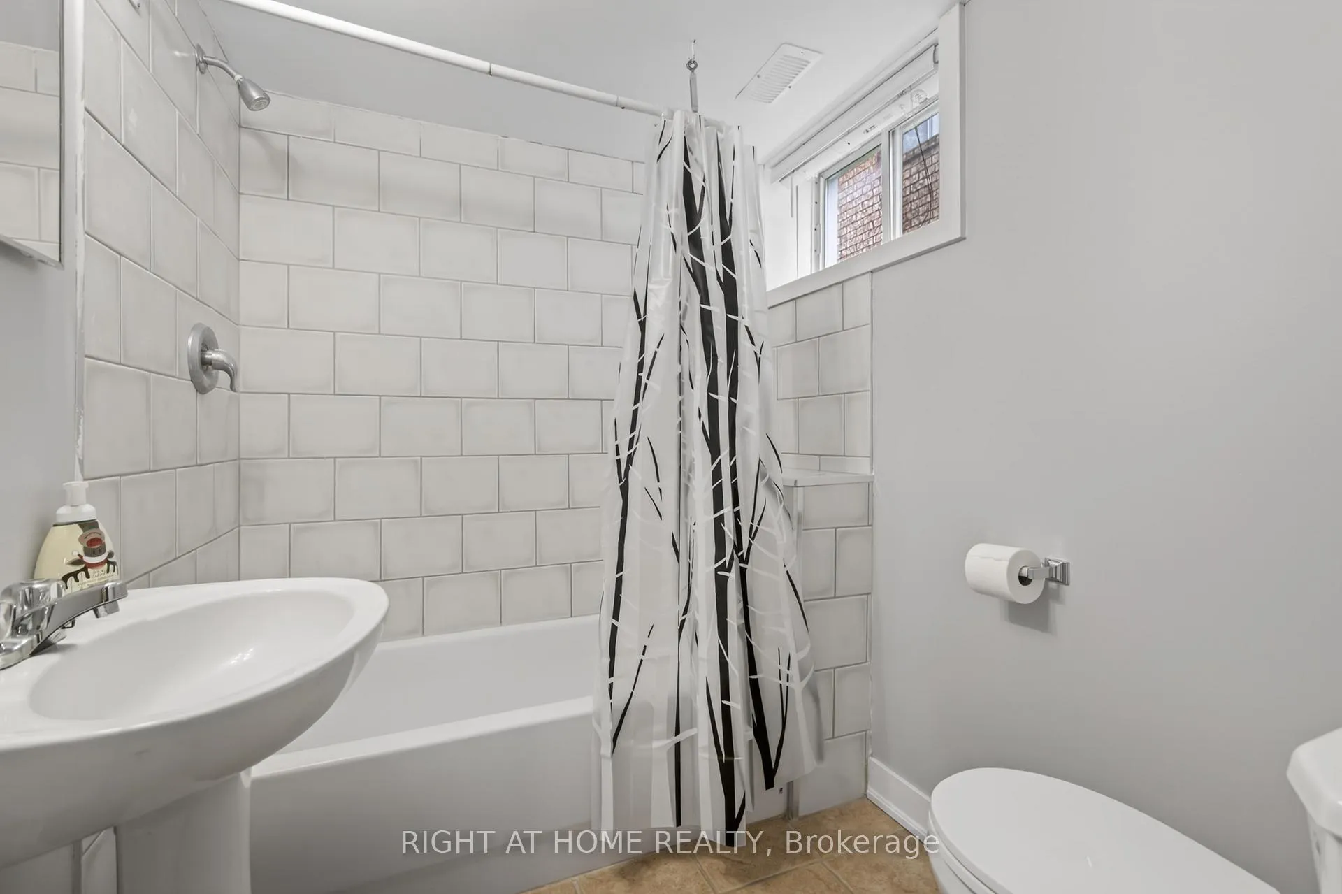 Photo 21 of 40 Arthur Avenue, Barrie, Grove East — HOMEH