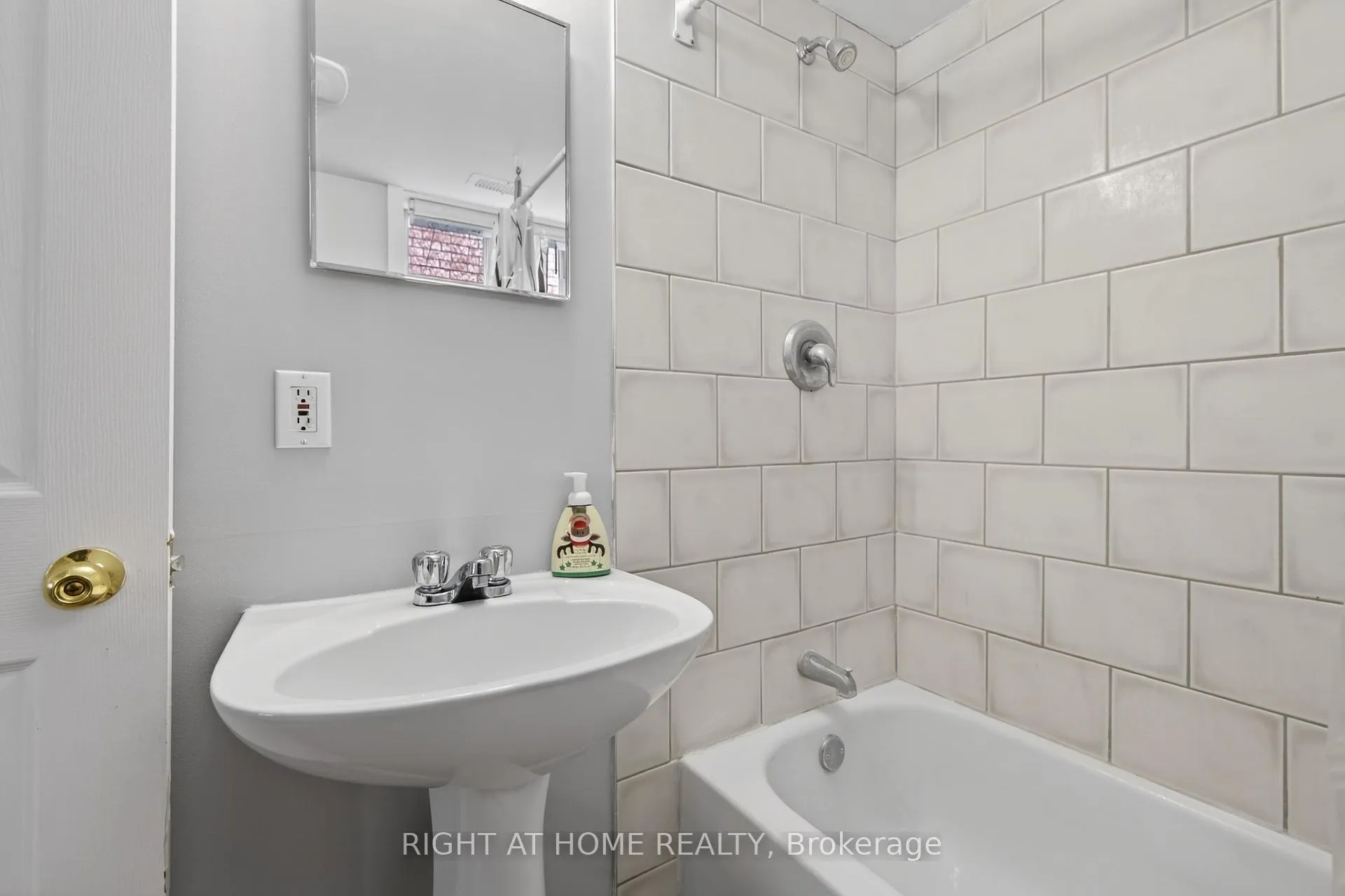 Photo 22 of 40 Arthur Avenue, Barrie, Grove East — HOMEH