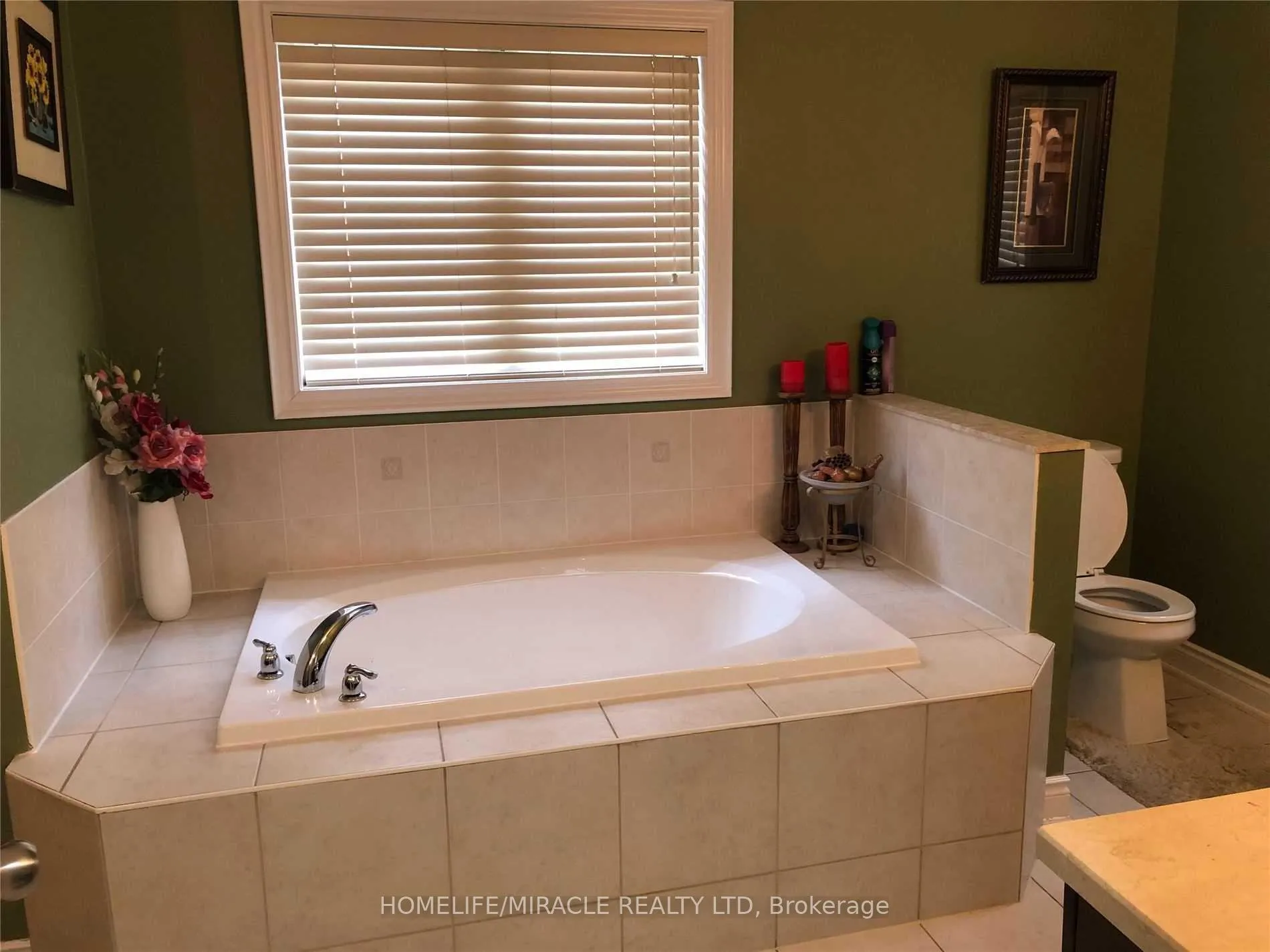Photo 11 of 4 Louisburg Crescent, Brampton, Credit Valley — HOMEH