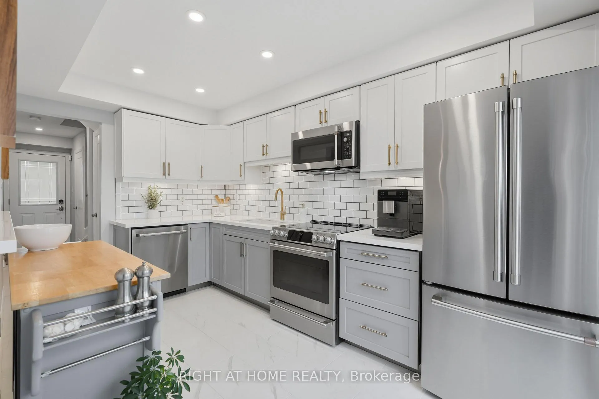 Photo 8 of 22 Sunset Place, Barrie, Holly — HOMEH