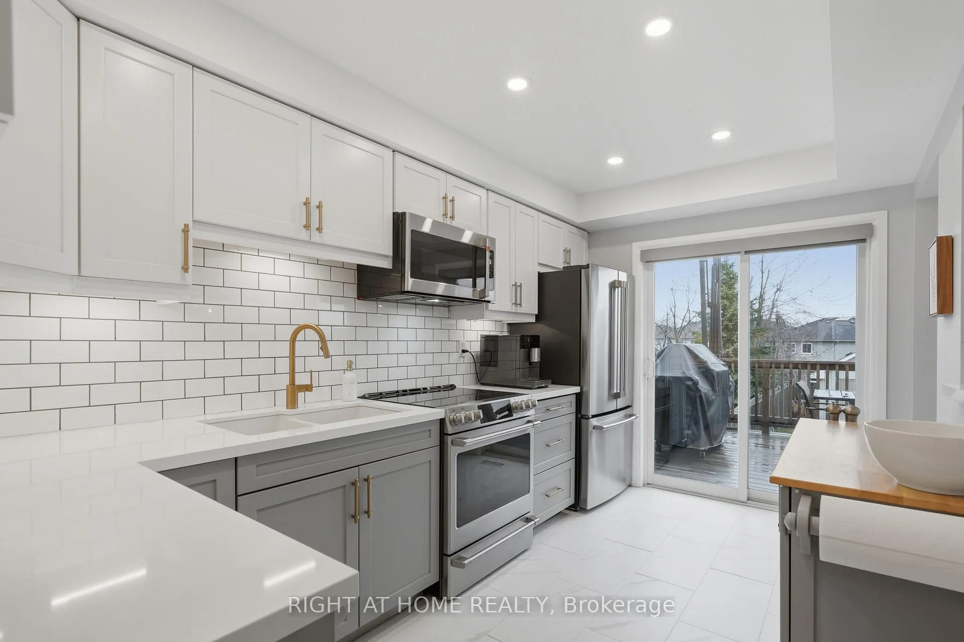 Photo 10 of 22 Sunset Place, Barrie, Holly — HOMEH