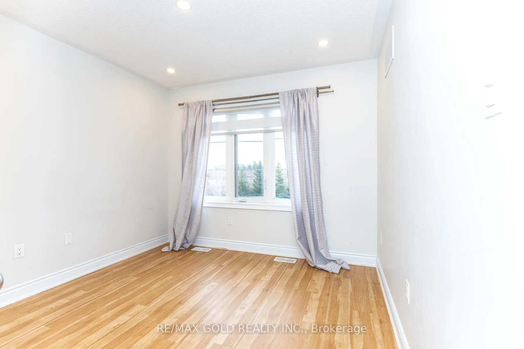 Photo 38 of 943 Transom Crescent, Milton, Willmott — HOMEH