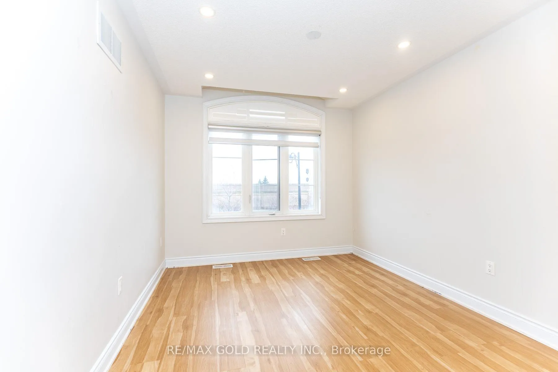 Photo 40 of 943 Transom Crescent, Milton, Willmott — HOMEH