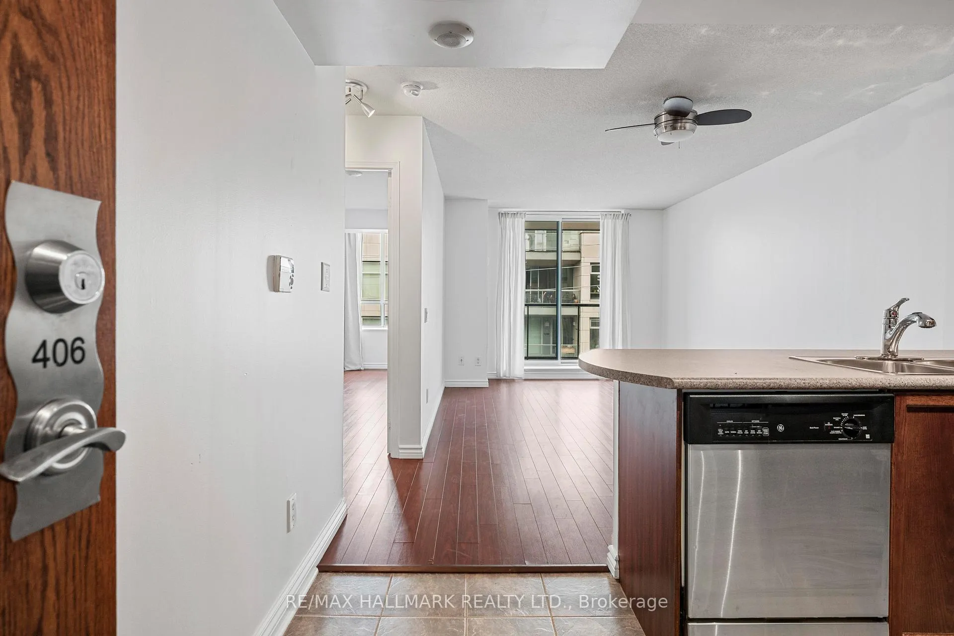 Photo 5 of Unit 406, 1863 Queen Street E, Toronto, The Beaches — HOMEH