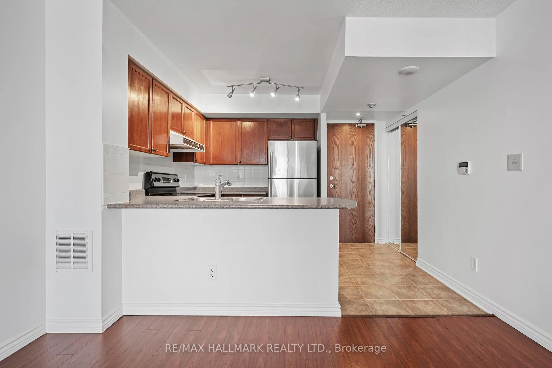 Photo 7 of Unit 406, 1863 Queen Street E, Toronto, The Beaches — HOMEH