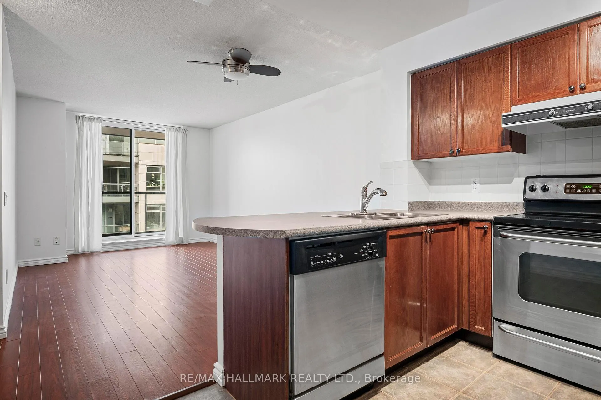 Photo 8 of Unit 406, 1863 Queen Street E, Toronto, The Beaches — HOMEH
