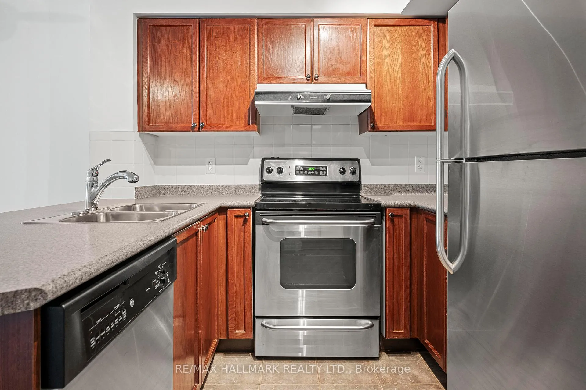 Photo 9 of Unit 406, 1863 Queen Street E, Toronto, The Beaches — HOMEH