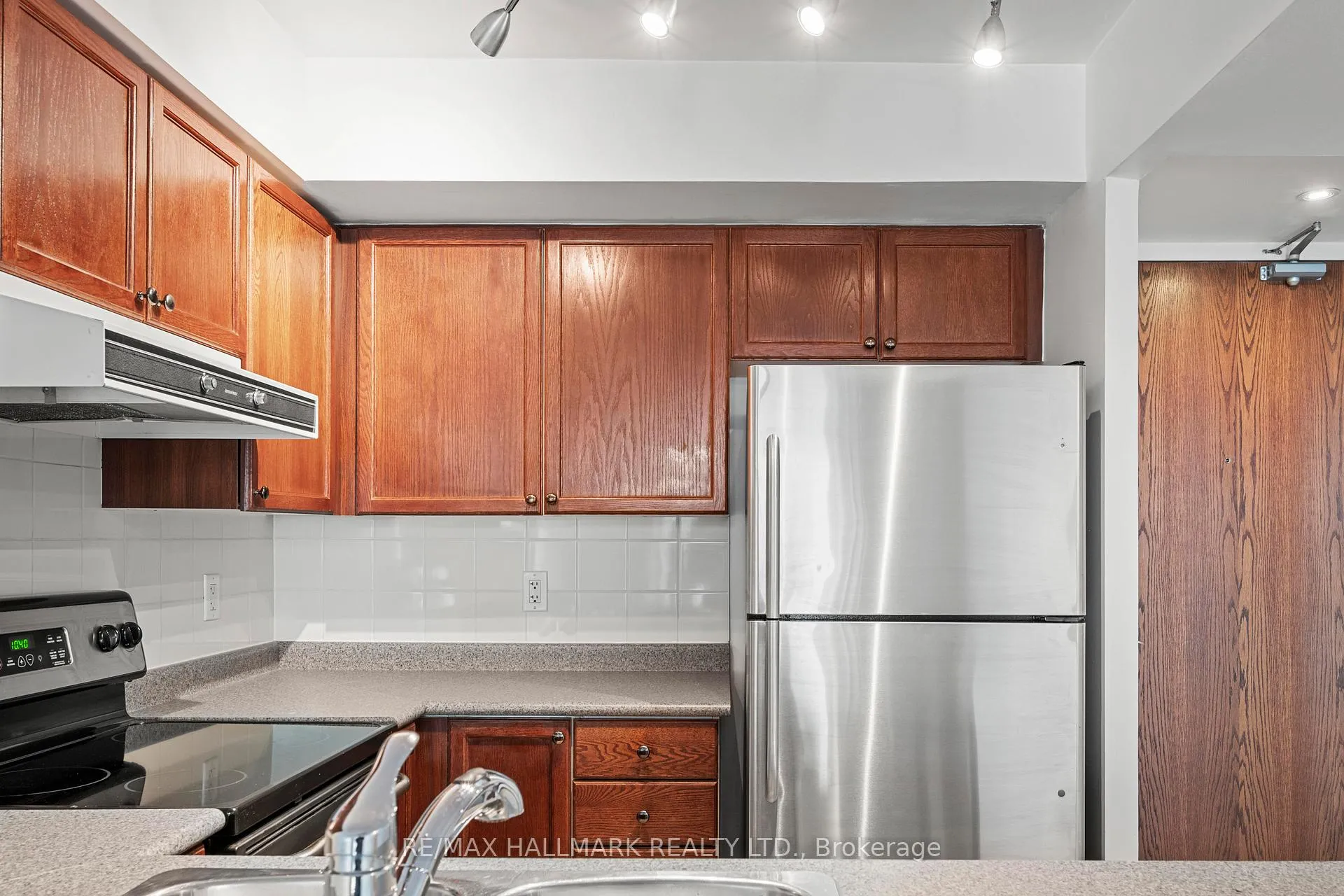 Photo 10 of Unit 406, 1863 Queen Street E, Toronto, The Beaches — HOMEH