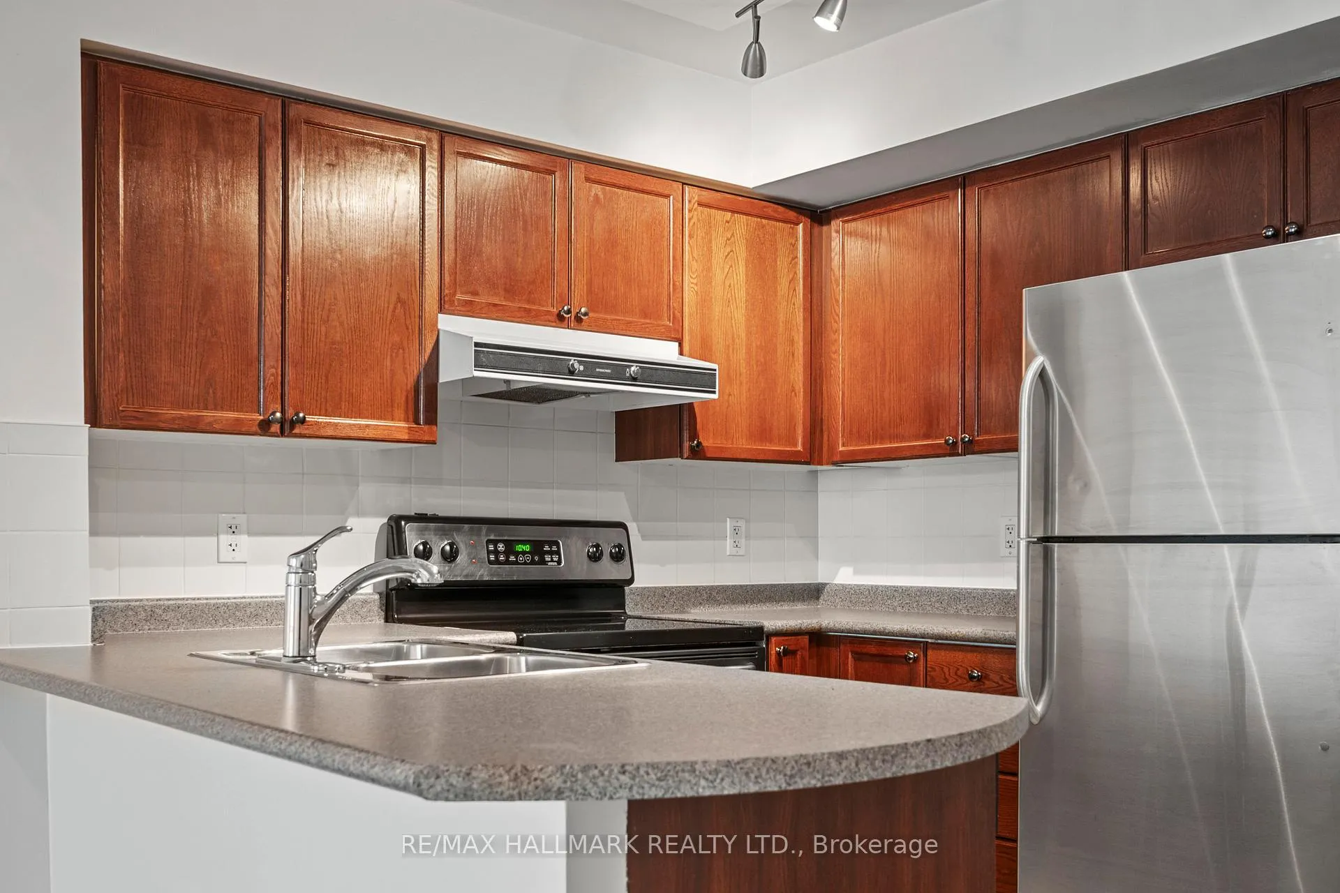 Photo 11 of Unit 406, 1863 Queen Street E, Toronto, The Beaches — HOMEH