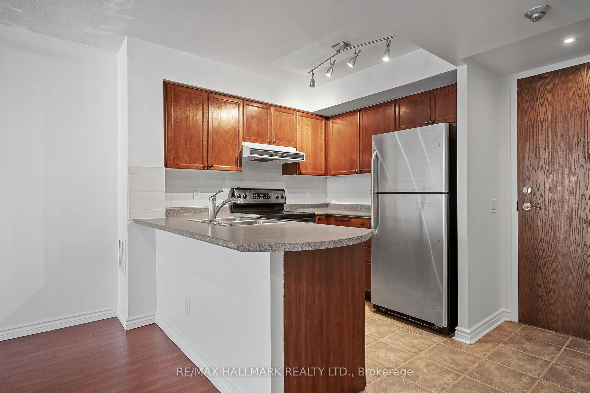 Photo 12 of Unit 406, 1863 Queen Street E, Toronto, The Beaches — HOMEH