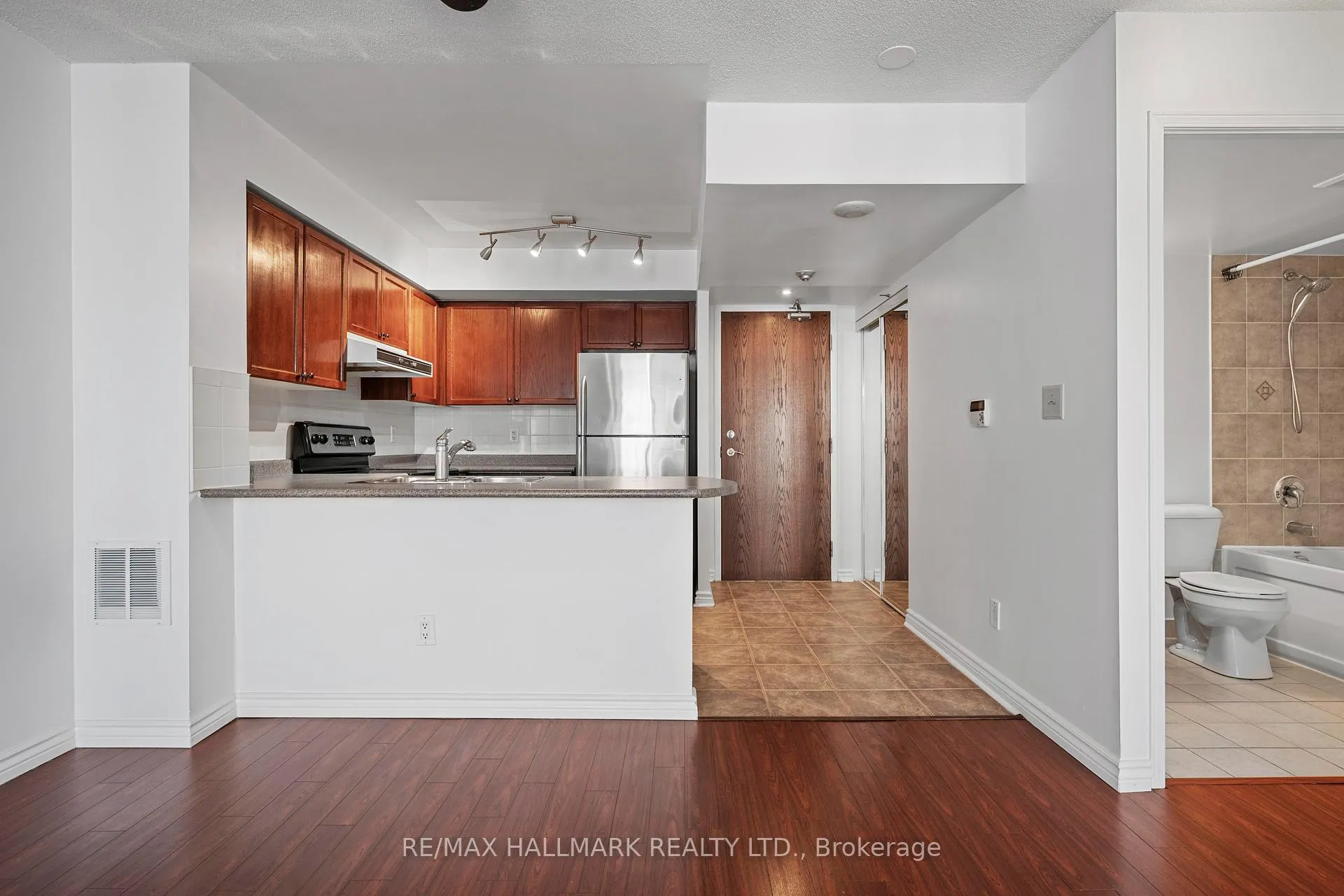 Photo 13 of Unit 406, 1863 Queen Street E, Toronto, The Beaches — HOMEH