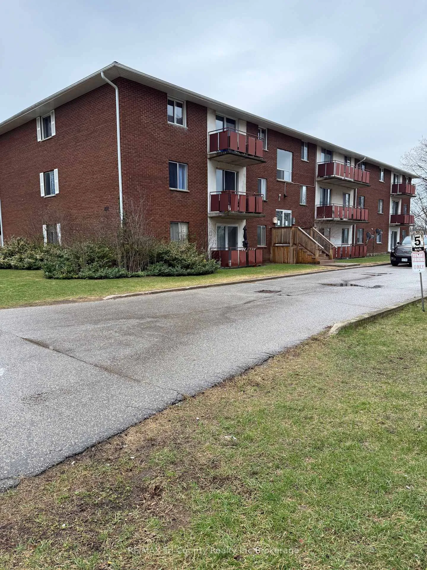 Front of Unit 302, 191 Lisgar Avenue